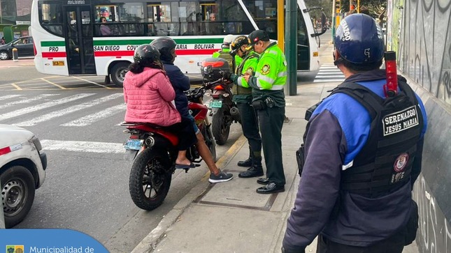🚨 #AlertaJesúsMaría | Gracias al patrullaje de “Serenazgo sin fronteras” 🚔, nuestro equipo realizó un operativo interdistrital con personal motorizado de Lince y la Policía Nacional. Como resultado se intervino diversos 🚗 vehículos sospechosos y 🏍️ motos lineales para la identificación personal de sus ocupantes.
✅ Ante cualquier emergencia, comunícate con nuestra 👮🏽 Central de Serenazgo al 6340100 o vía WhatsApp al 940378494 https://wa.link/0a967s. 
¡Seguimos trabajando por tu seguridad!
