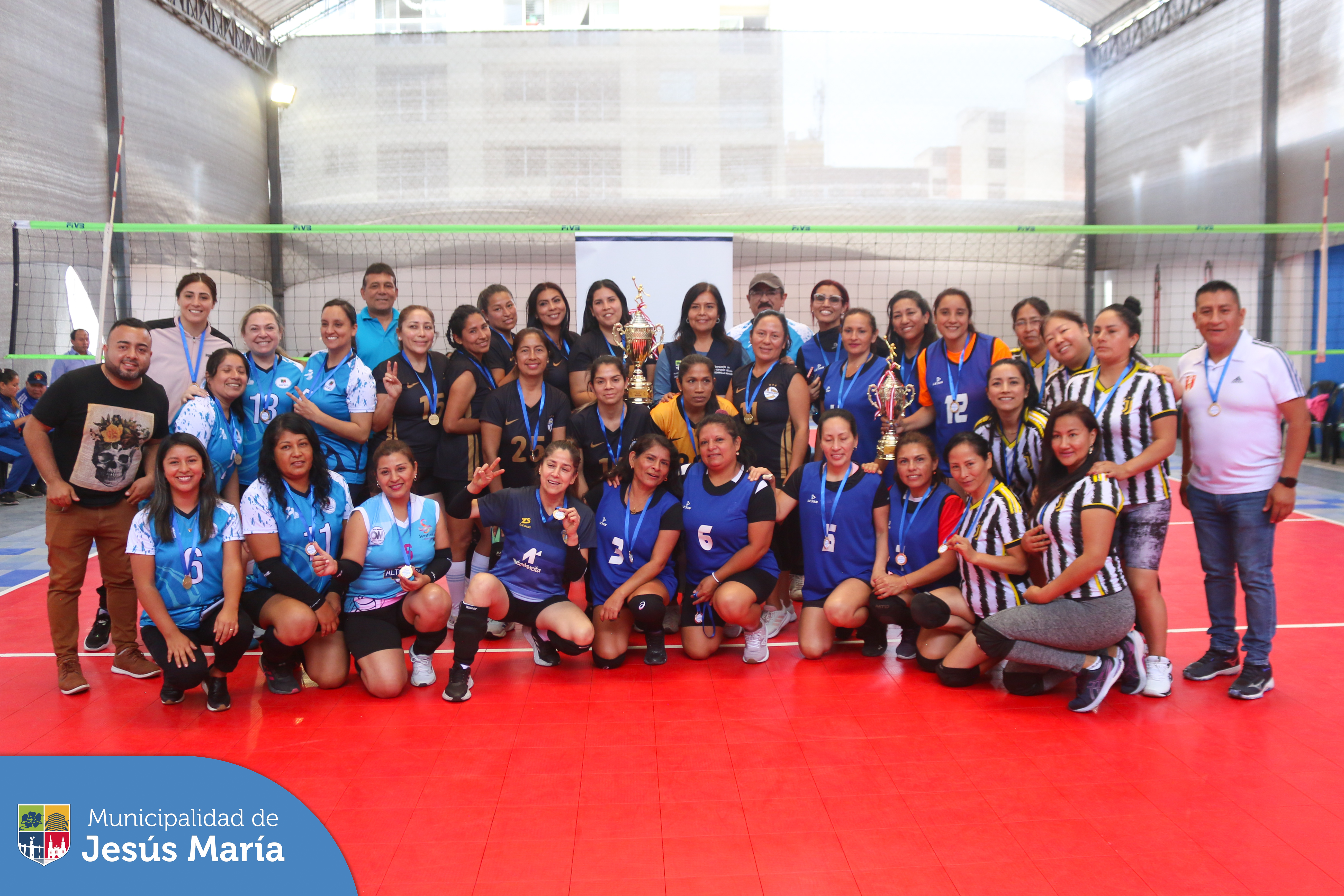 📣 Así se vivió la gran final del I Campeonato Interdistrital de Vóley Master 🏐 Copa Jesús María 🏆, organizado por nuestra municipalidad.
👏🏻 Felicitamos a los equipos de Jesús María, Pueblo Libre, Lince, Surquillo y San Miguel, quienes jugaron con pasión y espíritu deportivo.