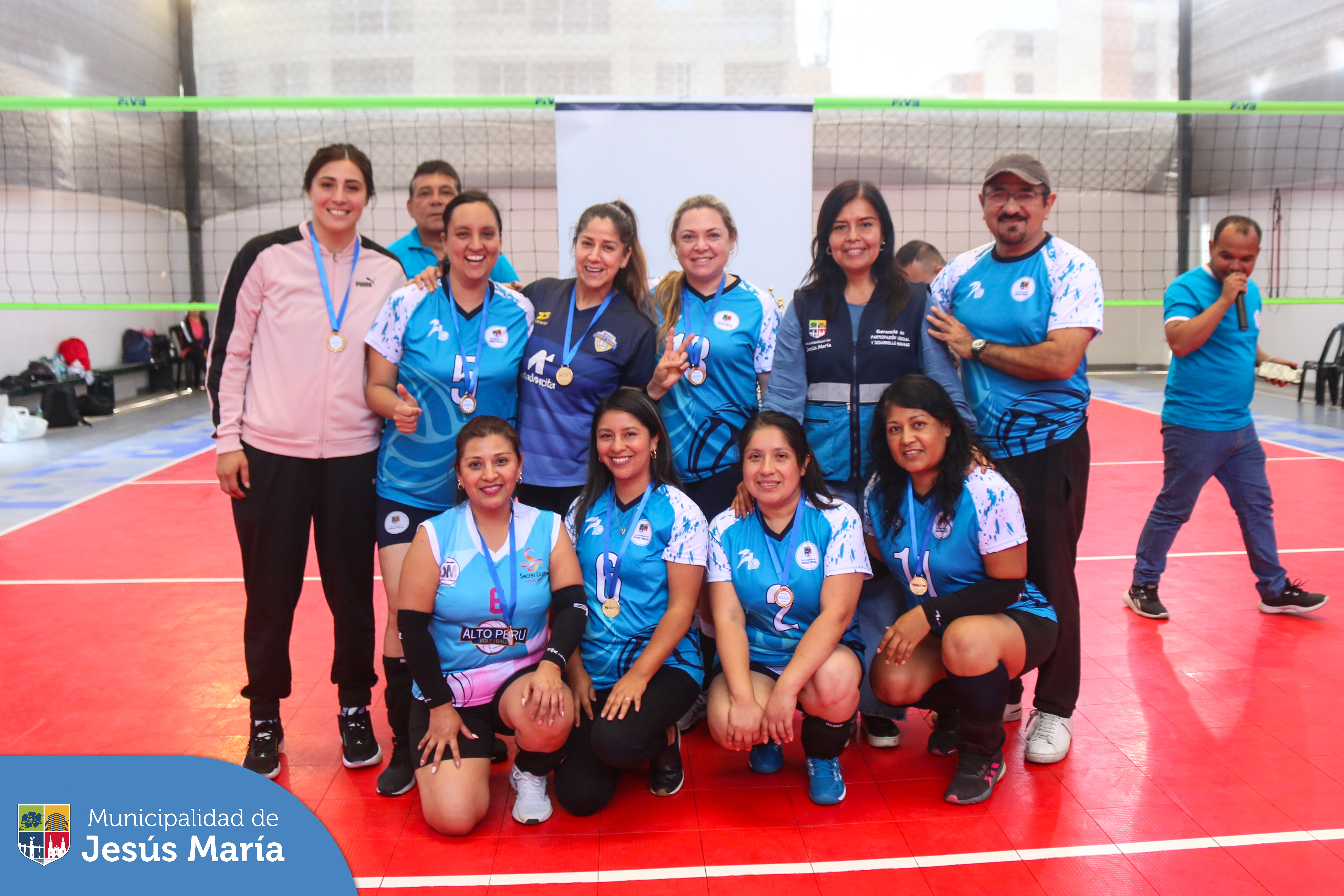📣 Así se vivió la gran final del I Campeonato Interdistrital de Vóley Master 🏐 Copa Jesús María 🏆, organizado por nuestra municipalidad.
👏🏻 Felicitamos a los equipos de Jesús María, Pueblo Libre, Lince, Surquillo y San Miguel, quienes jugaron con pasión y espíritu deportivo.