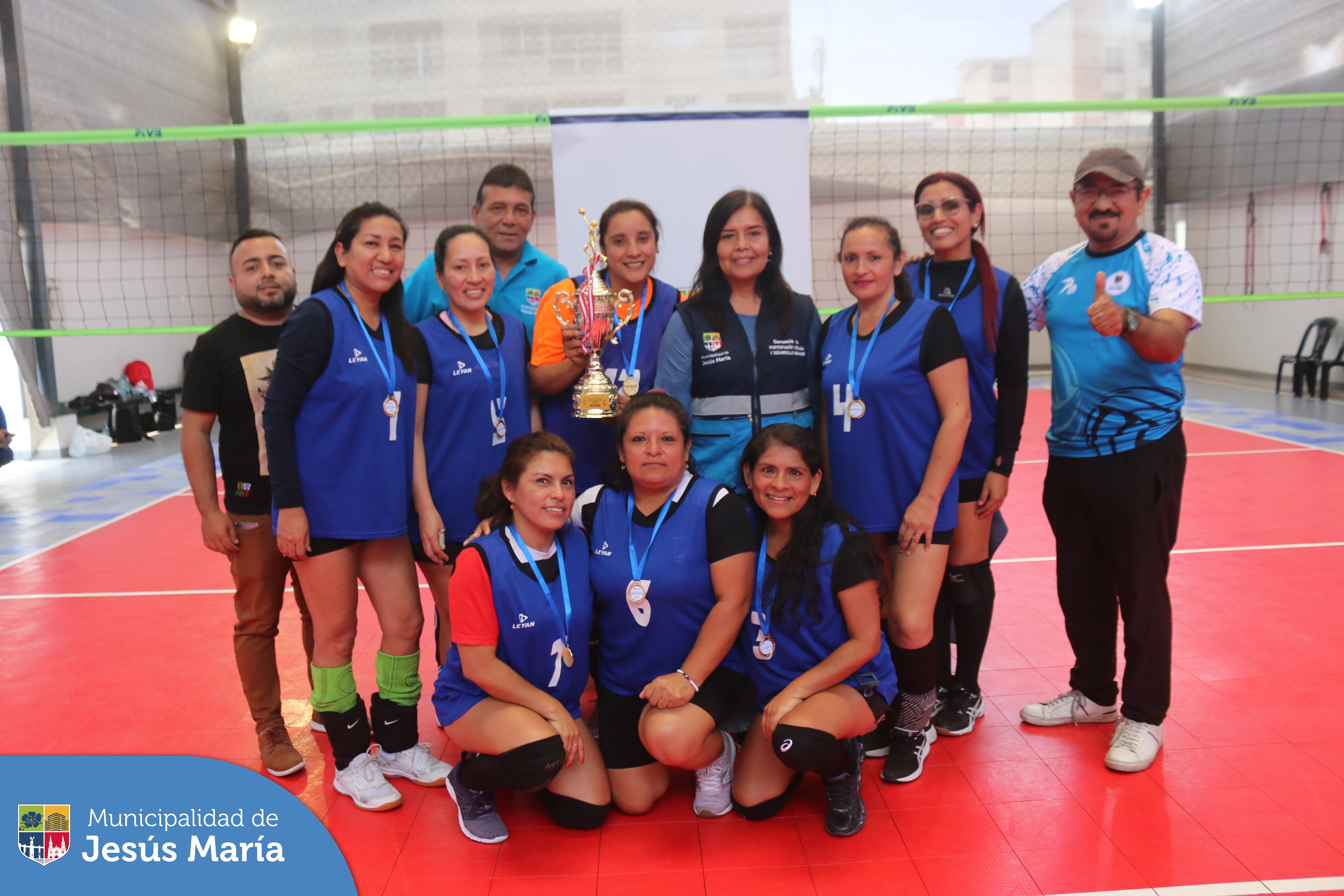 📣 Así se vivió la gran final del I Campeonato Interdistrital de Vóley Master 🏐 Copa Jesús María 🏆, organizado por nuestra municipalidad.
👏🏻 Felicitamos a los equipos de Jesús María, Pueblo Libre, Lince, Surquillo y San Miguel, quienes jugaron con pasión y espíritu deportivo.