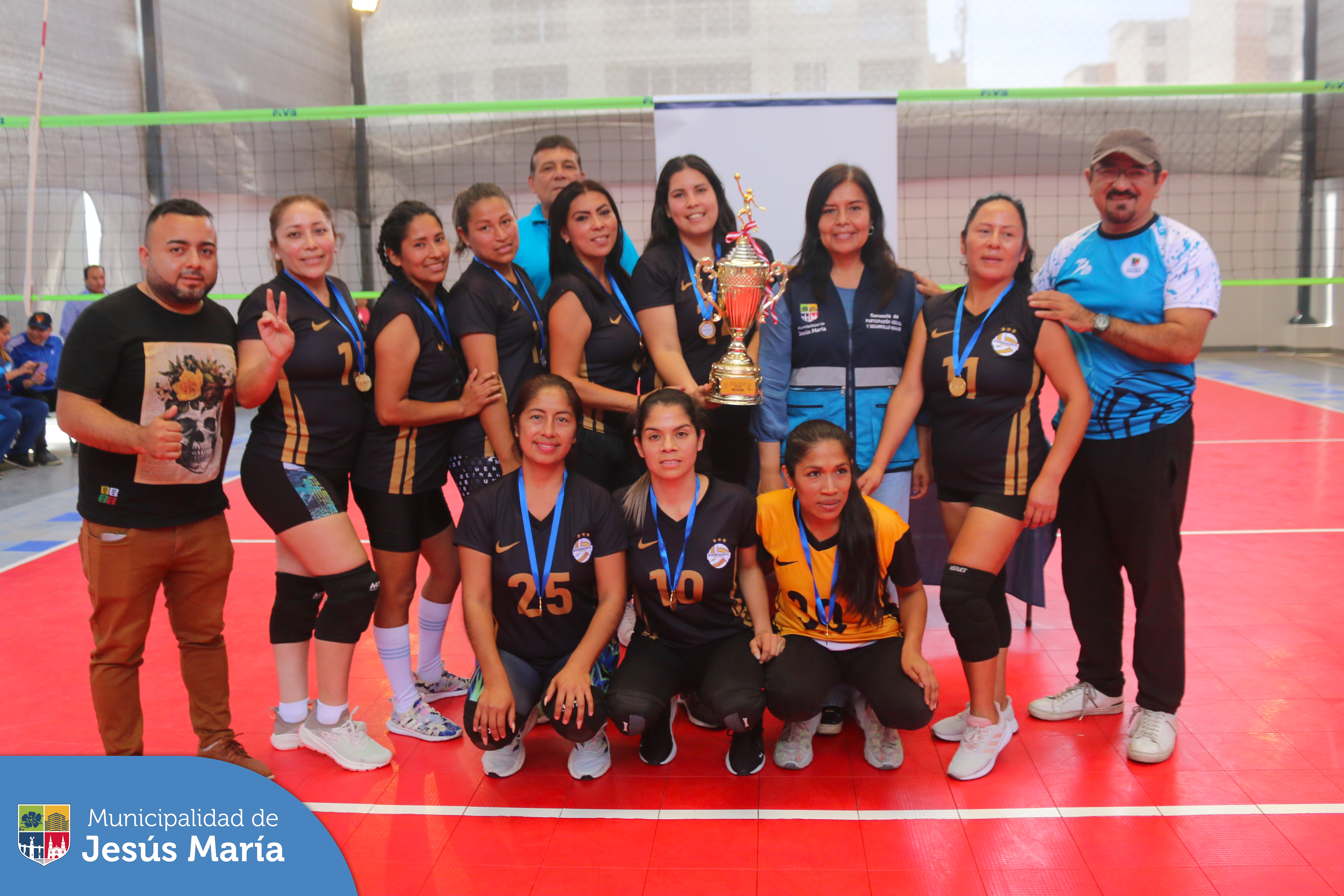 📣 Así se vivió la gran final del I Campeonato Interdistrital de Vóley Master 🏐 Copa Jesús María 🏆, organizado por nuestra municipalidad.
👏🏻 Felicitamos a los equipos de Jesús María, Pueblo Libre, Lince, Surquillo y San Miguel, quienes jugaron con pasión y espíritu deportivo.