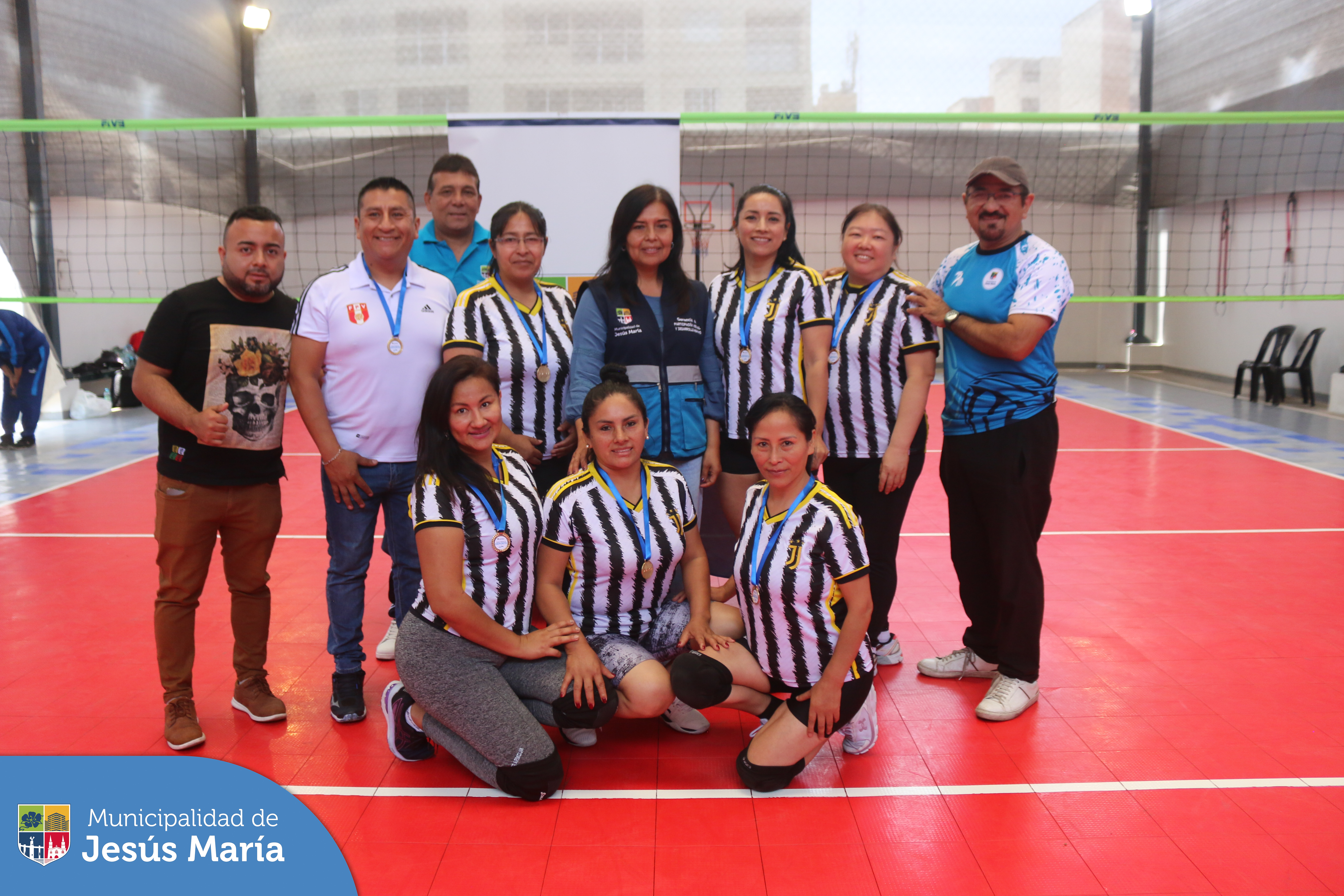 📣 Así se vivió la gran final del I Campeonato Interdistrital de Vóley Master 🏐 Copa Jesús María 🏆, organizado por nuestra municipalidad.
👏🏻 Felicitamos a los equipos de Jesús María, Pueblo Libre, Lince, Surquillo y San Miguel, quienes jugaron con pasión y espíritu deportivo.