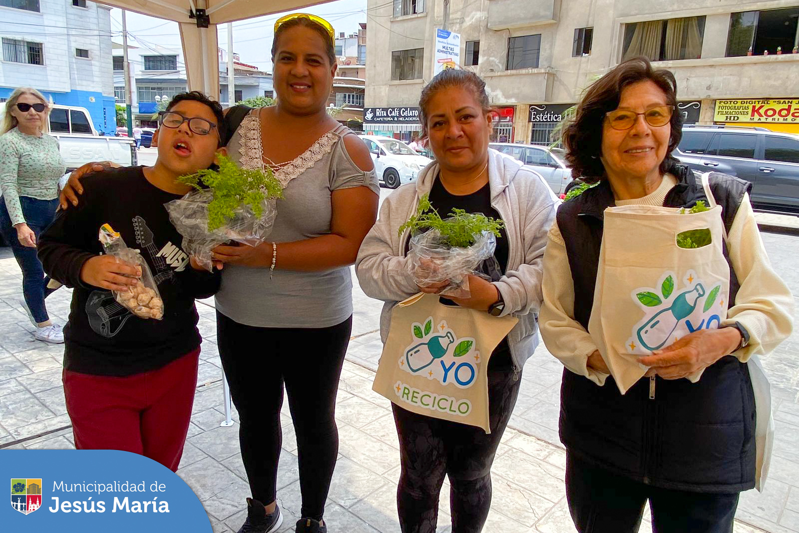 👏 Celebramos la participación de los jesusmarianos en nuestra campaña de recolección de aparatos eléctricos y electrónicos (RAEE). 📱💻
¡Juntos hacemos un mundo más sostenible 🌎🌱!