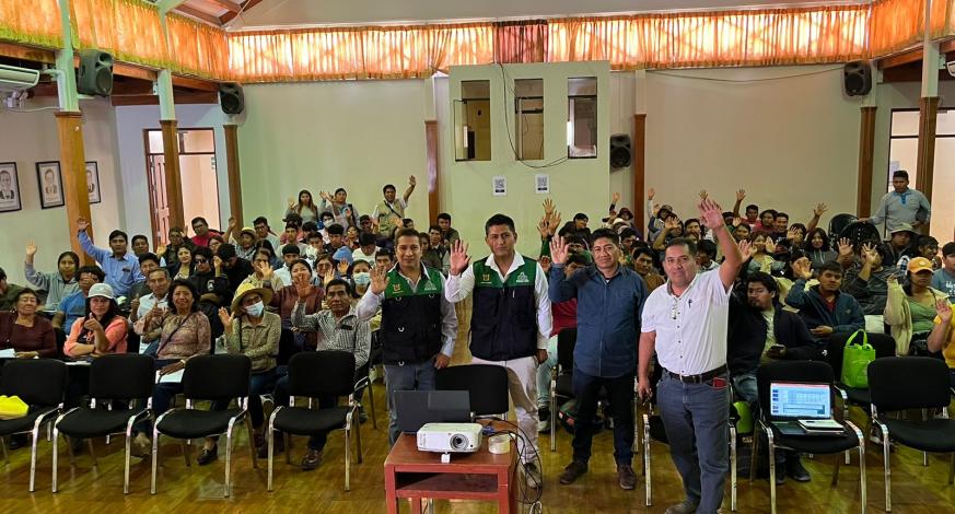 En el Centro Cultural Santo Domingo se desarrolló una capacitación que incluyó el taller de manejo de cosecha, post cosecha en el cultivo de uva de mesa a cargo del Ing. Wilson Mendoza Aranzamendi, además el taller de fertilización, nutrición foliar y programación de riego en el cultivo de uva de mesa con la exposición del Ing. Rubén Llaiqui León.