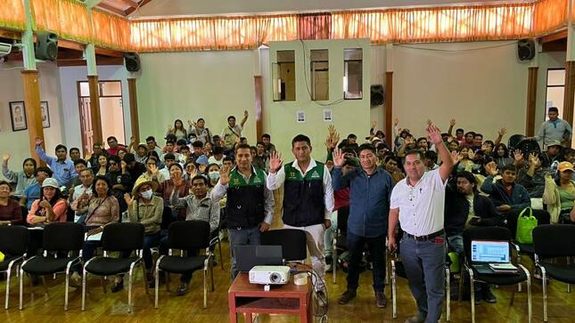 En el Centro Cultural Santo Domingo se desarrolló una capacitación que incluyó el taller de manejo de cosecha, post cosecha en el cultivo de uva de mesa a cargo del Ing. Wilson Mendoza Aranzamendi, además el taller de fertilización, nutrición foliar y programación de riego en el cultivo de uva de mesa con la exposición del Ing. Rubén Llaiqui León.