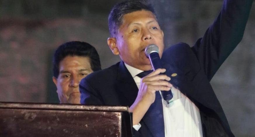 El Alcalde Provincial, John Larry Coayla en un marco espectacular de población presente en la Plaza de Armas, anunció con gran algarabía el programa de festejos por el 482 aniversario de Moquegua.