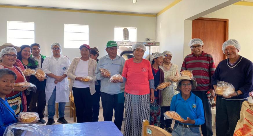 En el Centro Integral de Atención al Adulto Mayor, se están impartiendo los talleres de elaboración de Tanta Wawas con 300 adultos mayores de las distintas asociaciones del CIAM.