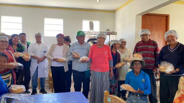 En el Centro Integral de Atención al Adulto Mayor, se están impartiendo los talleres de elaboración de Tanta Wawas con 300 adultos mayores de las distintas asociaciones del CIAM.