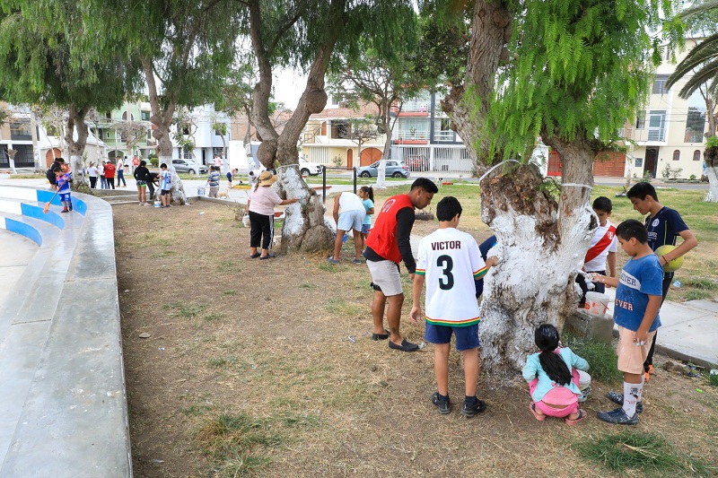 Niños, jóvenes y adultos comprometidos con su hábitat se sumaron a las labores del personal de la Municipalidad Provincial de Trujillo para mejorar los parques recreativos y deportivos de la ciudad.