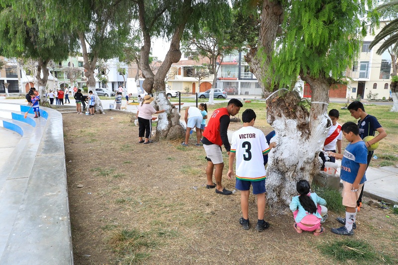 Niños, jóvenes y adultos comprometidos con su hábitat se sumaron a las labores del personal de la Municipalidad Provincial de Trujillo para mejorar los parques recreativos y deportivos de la ciudad.  