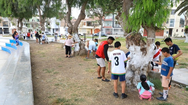 Niños, jóvenes y adultos comprometidos con su hábitat se sumaron a las labores del personal de la Municipalidad Provincial de Trujillo para mejorar los parques recreativos y deportivos de la ciudad.  