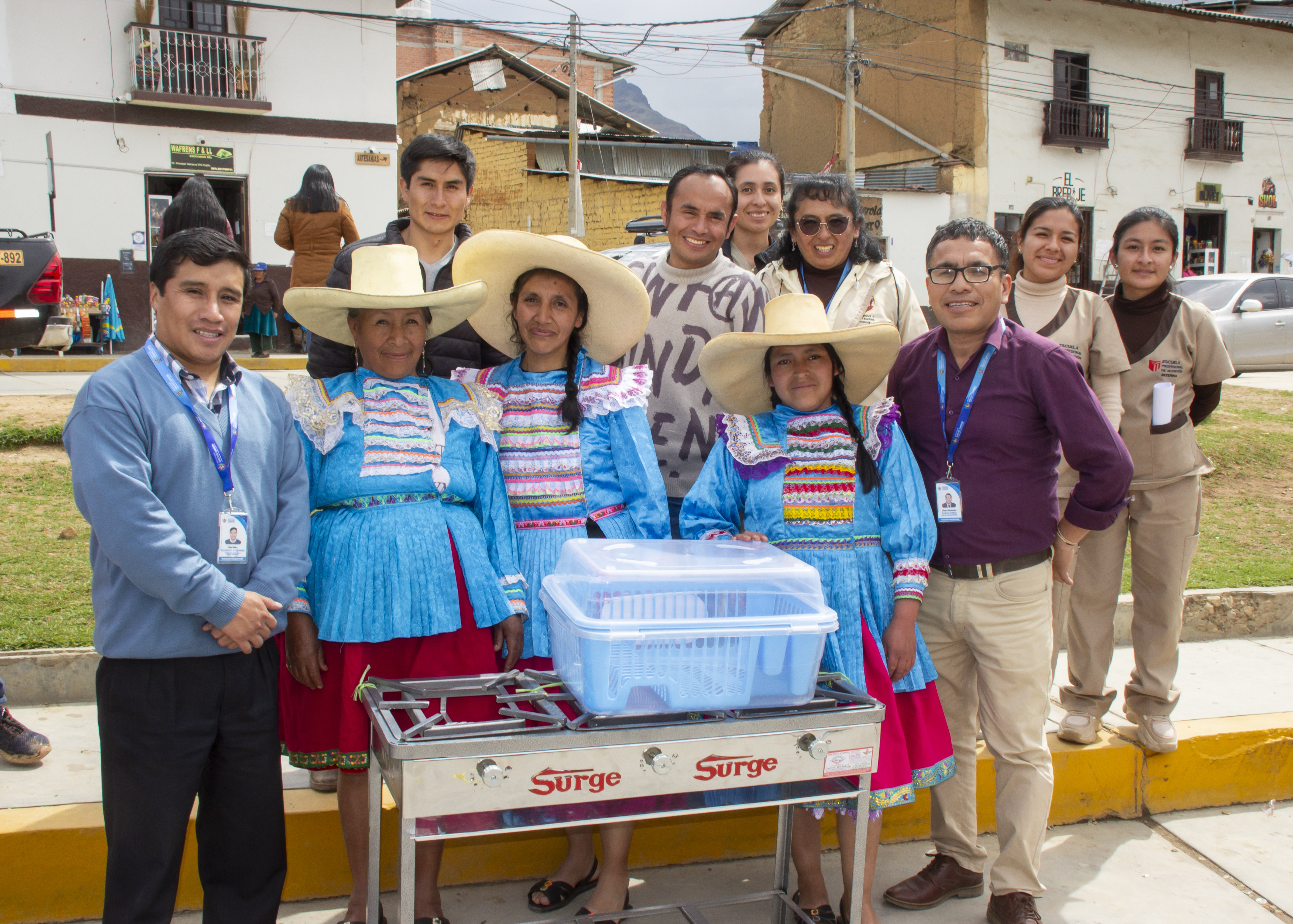 Fotografía del evento del concurso de nutrición donde aparecen los participantes.