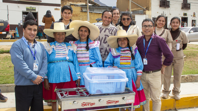 Fotografía del evento del concurso de nutrición donde aparecen los participantes.