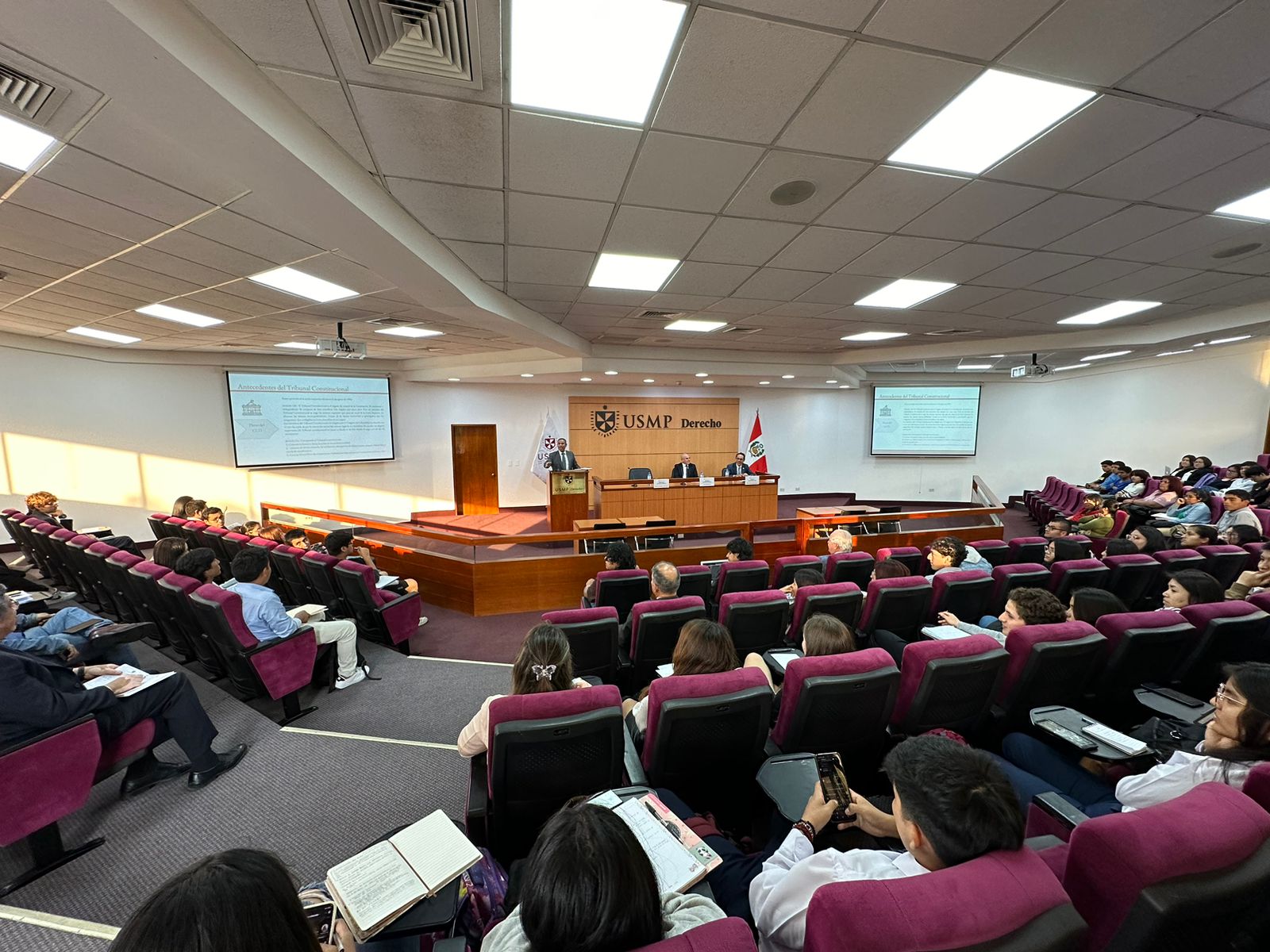 El titular del TC hizo un llamado a los estudiantes de derecho a que estudien y comprendan la institución del Tribunal Constitucional, porque se trata de un órgano especializado de interpretación de la Constitución