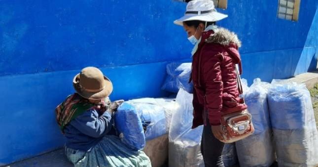 La Contraloría General alertó al Ministerio del Interior (Mininter) que cerca de 30 mil kits de abrigo no fueron distribuidos a la población vulnerable afectada por las heladas y friaje, a pesar de que se ejecutaron los recursos asignados para realizar dicha entrega a los beneficiarios de manera oportuna. Las prendas de vestir continúan almacenadas en tambos y locales comunales, al 30 de setiembre del 2023.