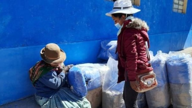 La Contraloría General alertó al Ministerio del Interior (Mininter) que cerca de 30 mil kits de abrigo no fueron distribuidos a la población vulnerable afectada por las heladas y friaje, a pesar de que se ejecutaron los recursos asignados para realizar dicha entrega a los beneficiarios de manera oportuna. Las prendas de vestir continúan almacenadas en tambos y locales comunales, al 30 de setiembre del 2023. 