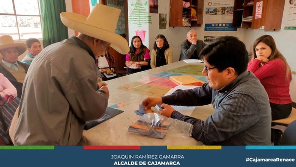 La Municipalidad Provincial de Cajamarca a través del Centro Integral de Atención al Adulto Mayor (CIAM), continúa realizando mejoras de todos los programas en favor de nuestros adultos mayores.
✅En esta oportunidad, el coordinador Luis Mantilla, sostuvo una reunión con los presidentes de cada una de las asociaciones para monitorear y seguir realizando un trabajo coordinado. En ese mismo sentido, ya se han programado visitas asistenciales con personal de salud, asesoría legal, psicología y así brindar apoyo a quienes más los necesitan y también poder seguir empadronando a nuestros adultos mayores.
🪪Finalmente, recibieron sus respectivos carnets de identificación que acreditan pertenecer a nuestros programas sociales.