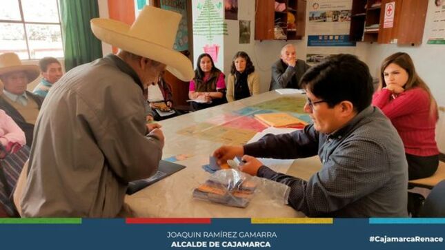 La Municipalidad Provincial de Cajamarca a través del Centro Integral de Atención al Adulto Mayor (CIAM), continúa realizando mejoras de todos los programas en favor de nuestros adultos mayores. 
✅En esta oportunidad, el coordinador Luis Mantilla, sostuvo una reunión con los presidentes de cada una de las asociaciones para monitorear y seguir realizando un trabajo coordinado. En ese mismo sentido, ya se han programado visitas asistenciales con personal de salud, asesoría legal, psicología y así   brindar apoyo a quienes más los necesitan y también poder seguir empadronando a nuestros adultos mayores. 
🪪Finalmente, recibieron sus respectivos carnets de identificación que acreditan pertenecer a nuestros programas sociales. 