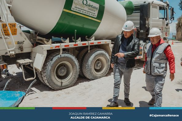 El alcalde provincial de Cajamarca, Joaquin Ramírez Gamarra, supervisó el avance en la pavimentación de la avenida Miguel de Cervantes desde la cuadra 12 hasta la 29 en los sectores de San Vicente y el Estanco.
👉En compañía del gerente municipal, Wilder Narro, la primera autoridad edil constató los trabajos que iniciaron hace unos días y que culminarán en el plazo establecido en el expediente técnico, permitiendo que centenares de familias se beneficien de esta obra que contribuye a la transitabilidad vehicular y al desarrollo de la provincia.
🗣“𝗘𝘀𝘁𝗮 𝗲𝘀 𝘂𝗻𝗮 𝗼𝗯𝗿𝗮 𝗾𝘂𝗲 𝗲𝘀𝘁𝘂𝘃𝗼 𝗲𝘀𝘁𝗮𝗻𝗰𝗮𝗱𝗮 𝗽𝗼𝗿 𝗽𝗿𝗼𝗯𝗹𝗲𝗺𝗮𝘀 𝗲𝗻 𝘀𝘂 𝗳𝗼𝗿𝗺𝘂𝗹𝗮𝗰𝗶𝗼́𝗻. 𝗡𝘂𝗲𝘀𝘁𝗿𝗮 𝗴𝗲𝘀𝘁𝗶𝗼́𝗻 𝗹𝗮 𝗱𝗲𝘀𝘁𝗿𝗮𝗯𝗼́ 𝘆 𝗲𝘀𝘁𝗮𝗺𝗼𝘀 𝗽𝗲𝗻𝗱𝗶𝗲𝗻𝘁𝗲𝘀 𝗱𝗲𝗹 𝗰𝘂𝗺𝗽𝗹𝗶𝗺𝗶𝗲𝗻𝘁𝗼 𝗱𝗲 𝗹𝗼𝘀 𝗽𝗹𝗮𝘇𝗼𝘀 𝘆 𝗲𝗹 𝗮𝘃𝗮𝗻𝗰𝗲 𝗳𝗶́𝘀𝗶𝗰𝗼 𝗱𝗲 𝗲𝘀𝘁𝗲 𝗽𝗿𝗼𝘆𝗲𝗰𝘁𝗼 𝗾𝘂𝗲 𝗯𝗲𝗻𝗲𝗳𝗶𝗰𝗶𝗮 𝗮 𝗺𝘂𝗰𝗵𝗮𝘀 𝗳𝗮𝗺𝗶𝗹𝗶𝗮𝘀 𝘆 𝗾𝘂𝗲 𝗲𝗺𝗽𝗮𝗹𝗺𝗮 𝗰𝗼𝗻 𝗹𝗮 𝗼𝗯𝗿𝗮 𝗱𝗲 𝗹𝗮 𝗰𝗮𝗿𝗿𝗲𝘁𝗲𝗿𝗮 𝗮 𝗖𝘂𝗺𝗯𝗲𝗺𝗮𝘆𝗼 𝘆 𝗖𝗵𝗲𝘁𝗶𝗹𝗹𝗮 𝗾𝘂𝗲 𝗲𝘀𝘁𝗮𝗺𝗼𝘀 𝗹𝗶𝗰𝗶𝘁𝗮𝗻𝗱𝗼” sostuvo el alcalde de Cajamarca.