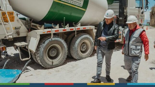 El alcalde provincial de Cajamarca, Joaquin Ramírez Gamarra, supervisó el avance en la pavimentación de la avenida Miguel de Cervantes desde la cuadra 12 hasta la 29 en los sectores de San Vicente y el Estanco.
👉En compañía del gerente municipal, Wilder Narro, la primera autoridad edil constató los trabajos que iniciaron hace unos días y que culminarán en el plazo establecido en el expediente técnico, permitiendo que centenares de familias se beneficien de esta obra que contribuye a la transitabilidad vehicular y al desarrollo de la provincia.
🗣“𝗘𝘀𝘁𝗮 𝗲𝘀 𝘂𝗻𝗮 𝗼𝗯𝗿𝗮 𝗾𝘂𝗲 𝗲𝘀𝘁𝘂𝘃𝗼 𝗲𝘀𝘁𝗮𝗻𝗰𝗮𝗱𝗮 𝗽𝗼𝗿 𝗽𝗿𝗼𝗯𝗹𝗲𝗺𝗮𝘀 𝗲𝗻 𝘀𝘂 𝗳𝗼𝗿𝗺𝘂𝗹𝗮𝗰𝗶𝗼́𝗻. 𝗡𝘂𝗲𝘀𝘁𝗿𝗮 𝗴𝗲𝘀𝘁𝗶𝗼́𝗻 𝗹𝗮 𝗱𝗲𝘀𝘁𝗿𝗮𝗯𝗼́ 𝘆 𝗲𝘀𝘁𝗮𝗺𝗼𝘀 𝗽𝗲𝗻𝗱𝗶𝗲𝗻𝘁𝗲𝘀 𝗱𝗲𝗹 𝗰𝘂𝗺𝗽𝗹𝗶𝗺𝗶𝗲𝗻𝘁𝗼 𝗱𝗲 𝗹𝗼𝘀 𝗽𝗹𝗮𝘇𝗼𝘀 𝘆 𝗲𝗹 𝗮𝘃𝗮𝗻𝗰𝗲 𝗳𝗶́𝘀𝗶𝗰𝗼 𝗱𝗲 𝗲𝘀𝘁𝗲 𝗽𝗿𝗼𝘆𝗲𝗰𝘁𝗼 𝗾𝘂𝗲 𝗯𝗲𝗻𝗲𝗳𝗶𝗰𝗶𝗮 𝗮 𝗺𝘂𝗰𝗵𝗮𝘀 𝗳𝗮𝗺𝗶𝗹𝗶𝗮𝘀 𝘆 𝗾𝘂𝗲 𝗲𝗺𝗽𝗮𝗹𝗺𝗮 𝗰𝗼𝗻 𝗹𝗮 𝗼𝗯𝗿𝗮 𝗱𝗲 𝗹𝗮 𝗰𝗮𝗿𝗿𝗲𝘁𝗲𝗿𝗮 𝗮 𝗖𝘂𝗺𝗯𝗲𝗺𝗮𝘆𝗼 𝘆 𝗖𝗵𝗲𝘁𝗶𝗹𝗹𝗮 𝗾𝘂𝗲 𝗲𝘀𝘁𝗮𝗺𝗼𝘀 𝗹𝗶𝗰𝗶𝘁𝗮𝗻𝗱𝗼” sostuvo el alcalde de Cajamarca.
