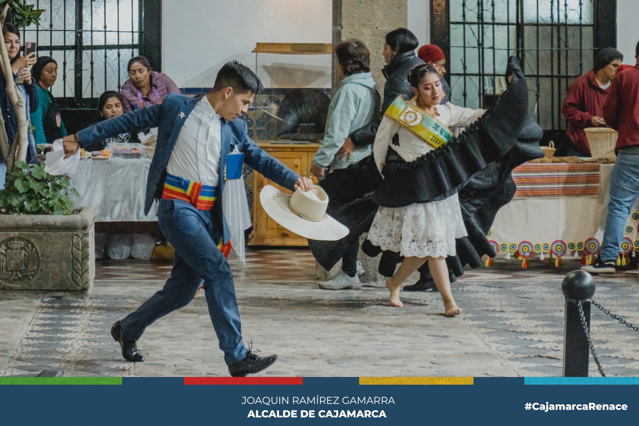 La Municipalidad Provincial de Cajamarca, a través de la gerencia de Turismo y Cultura, realizó una actividad por el día de la canción criolla para el deleite y disfrute de decenas de cajamarquinos que se dieron cita en el Centro Cultural Municipal Miguel Espinach. 🎶
✅En una noche llena de peruanidad, primero tuvimos el concurso de disfraces alusivos a la tradición de cuentos, mitos y tradiciones cajamarquinas. Ademas, tuvimos la presentación del marco musical "Perú Criollo" que puso a bailar a todo el público asistente, animando la noche los elencos de la Escuela Taller San Antonio de Cajamarca y la academia de marinera norteña "A y D Tradición".
🫕Agradecemos también a todos las empresas o pequeños emprendimientos que brindaron lo mejor de nuestra gastronomía peruana.
¡𝗙𝗲𝗹𝗶𝘇 𝗗𝗶́𝗮 𝗱𝗲 𝗹𝗮 𝗖𝗮𝗻𝗰𝗶𝗼́𝗻 𝗖𝗿𝗶𝗼𝗹𝗹𝗮!