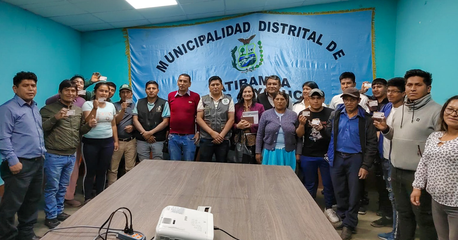 Instantánea con los ciudadanos que recibieron su licencia de conducir