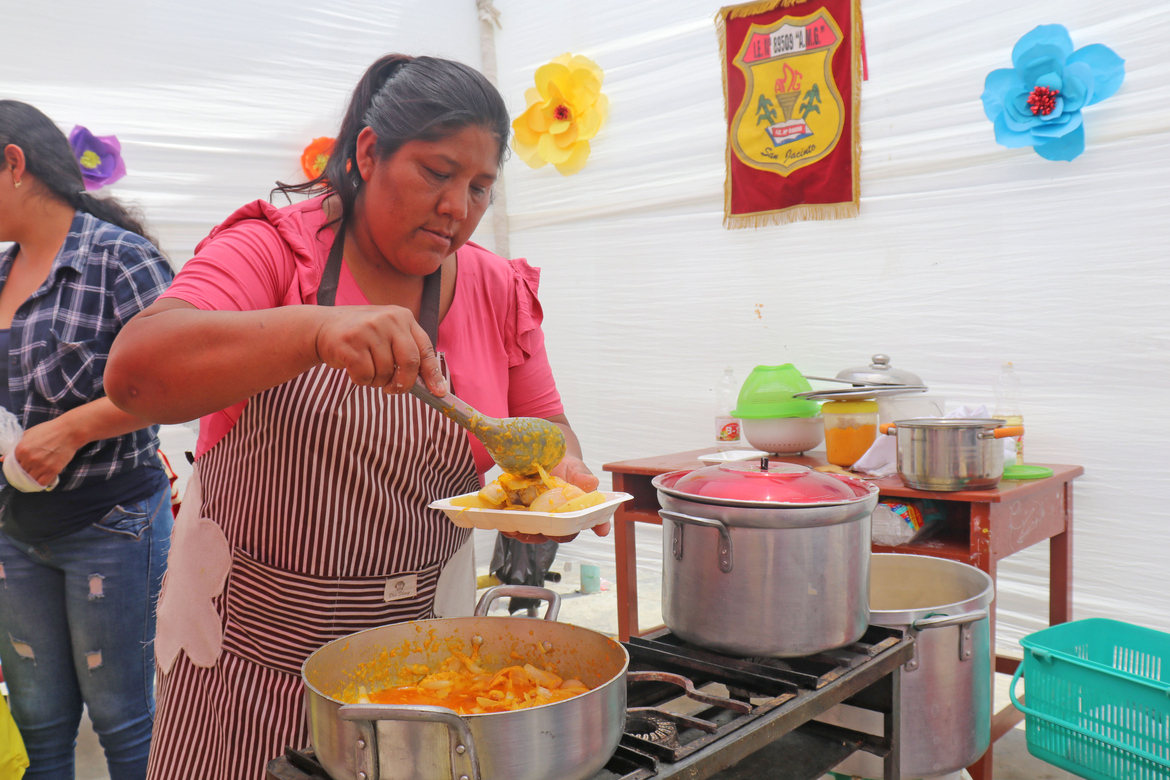Madre de familia preparando la causa sanjacinteña en festival escolar