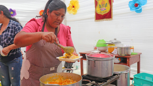 Madre de familia preparando la causa sanjacinteña en festival escolar