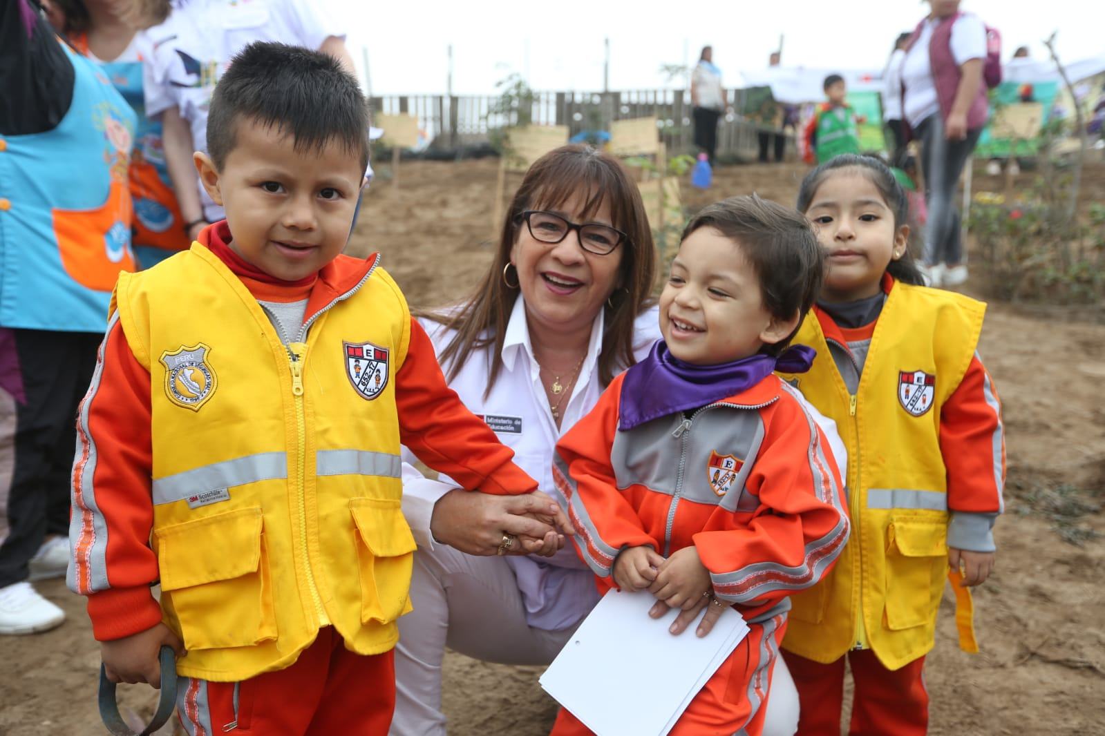 IEI 652-17 Capullito participo de la cruzada verde escolar con ministra de educación y de ambiente