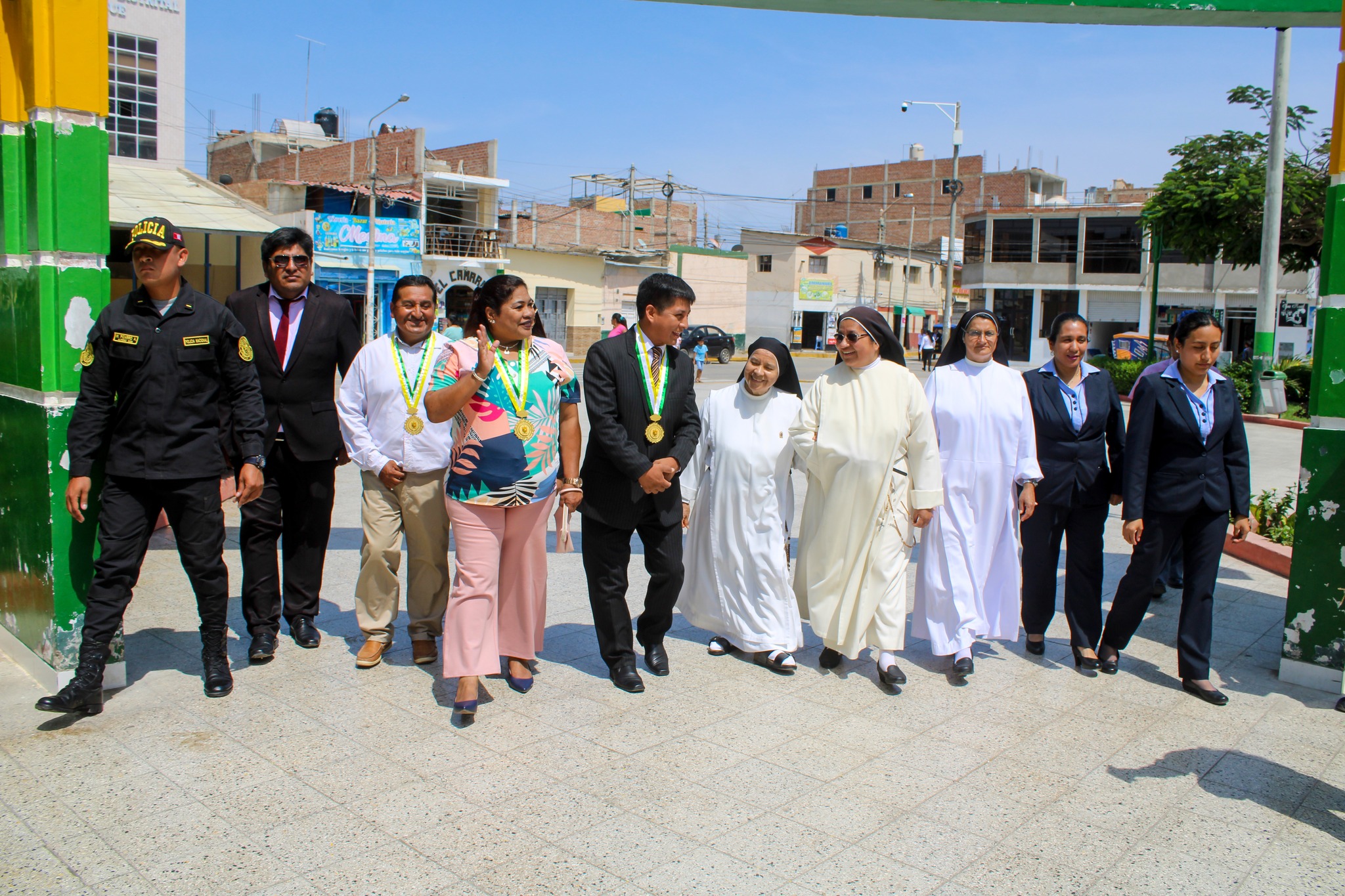 La ceremonia inició con el izamiento del pabellón nacional y la bandera de la ciudad, seguido de unas palabras del primer regidor, quien destacó el compromiso de la municipalidad con la educación.