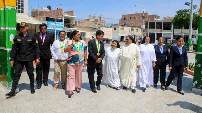 La ceremonia inició con el izamiento del pabellón nacional y la bandera de la ciudad, seguido de unas palabras del primer regidor, quien destacó el compromiso de la municipalidad con la educación.