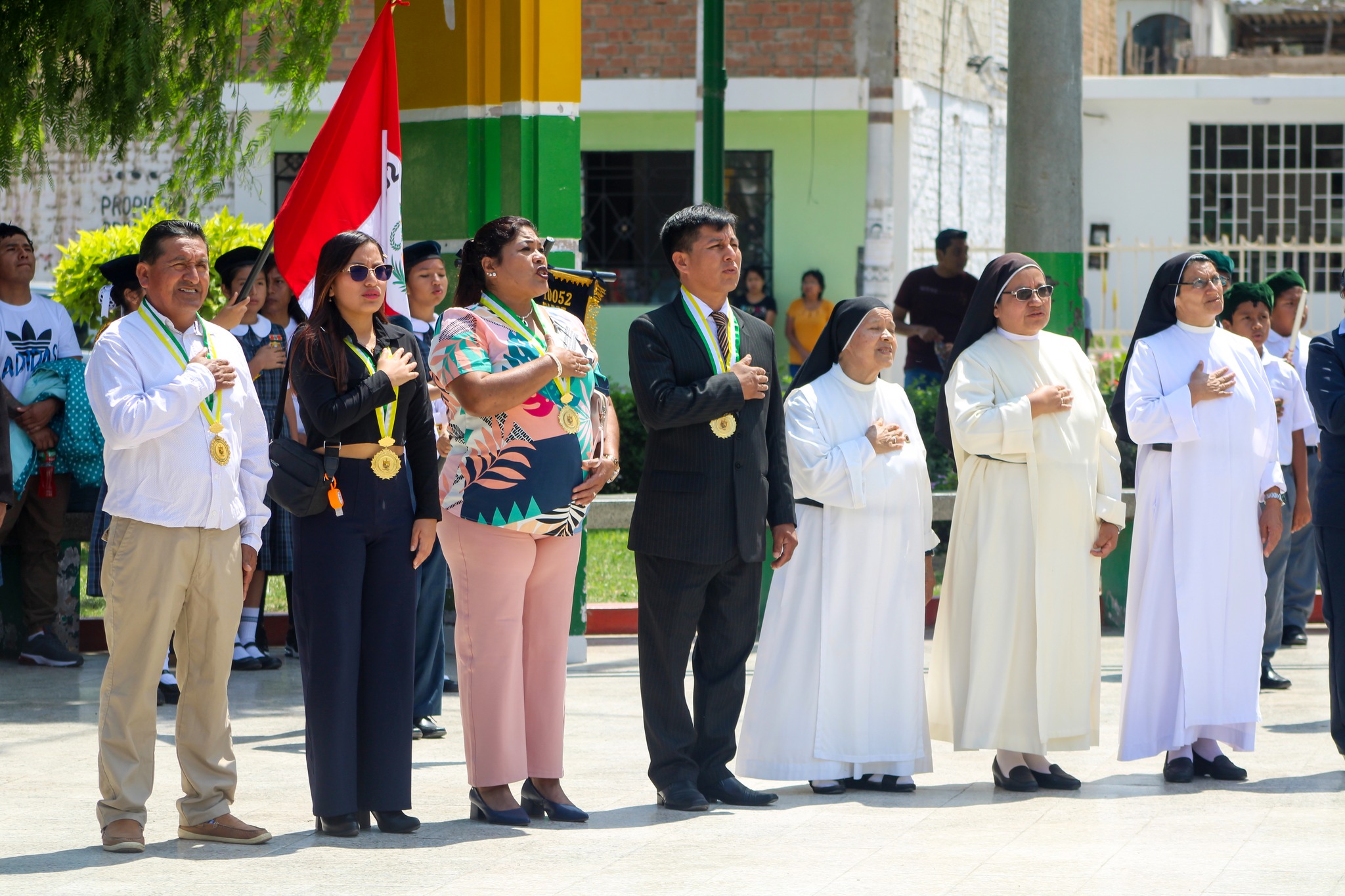 La ceremonia inició con el izamiento del pabellón nacional y la bandera de la ciudad, seguido de unas palabras del primer regidor, quien destacó el compromiso de la municipalidad con la educación.