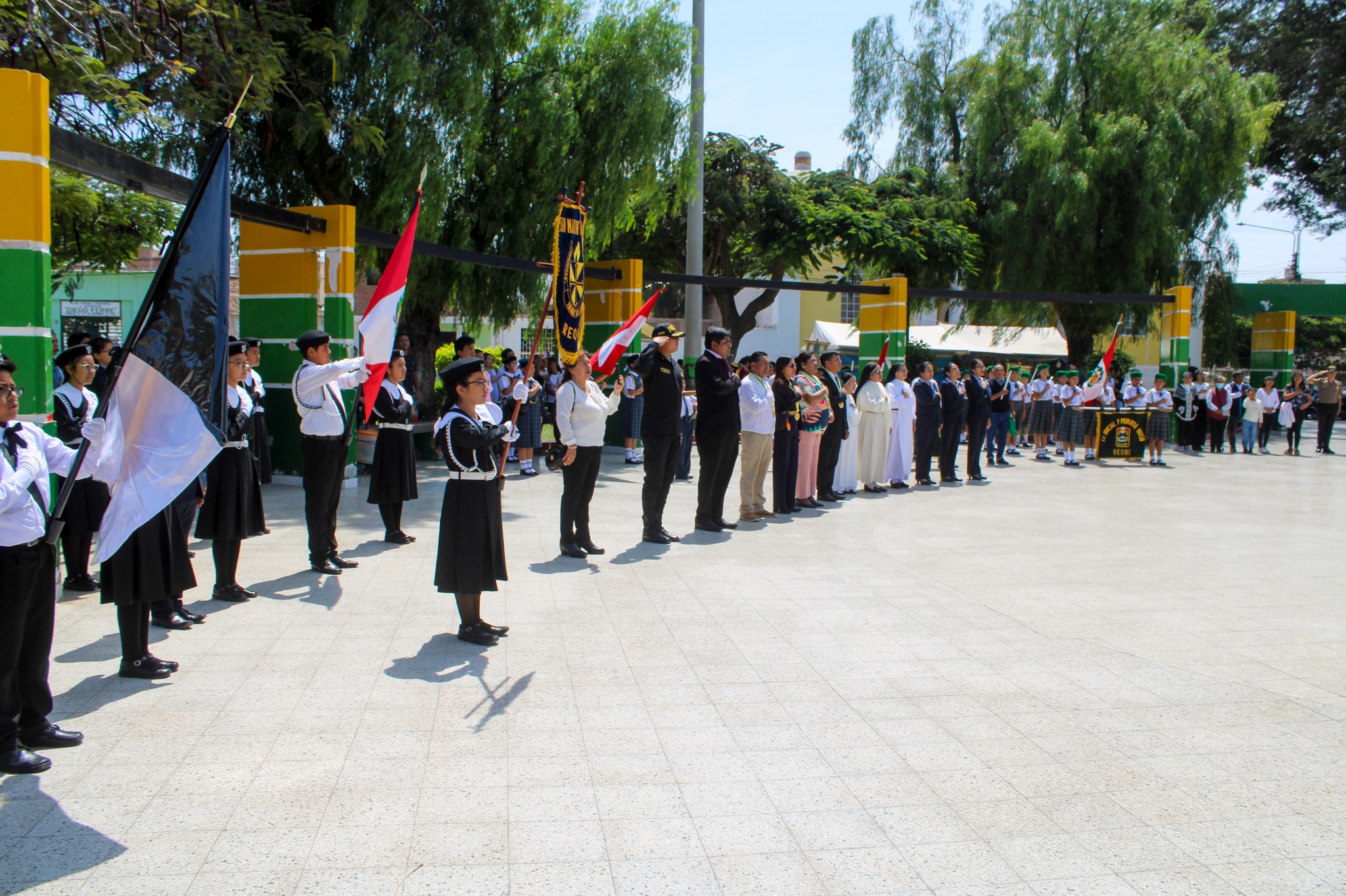 La ceremonia inició con el izamiento del pabellón nacional y la bandera de la ciudad, seguido de unas palabras del primer regidor, quien destacó el compromiso de la municipalidad con la educación.