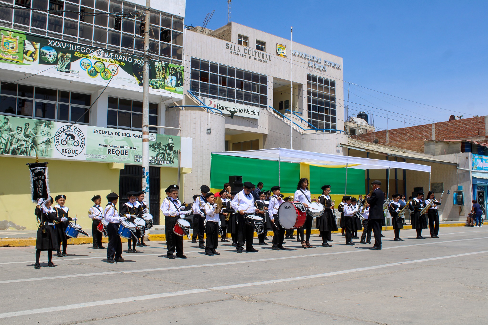 La ceremonia inició con el izamiento del pabellón nacional y la bandera de la ciudad, seguido de unas palabras del primer regidor, quien destacó el compromiso de la municipalidad con la educación.