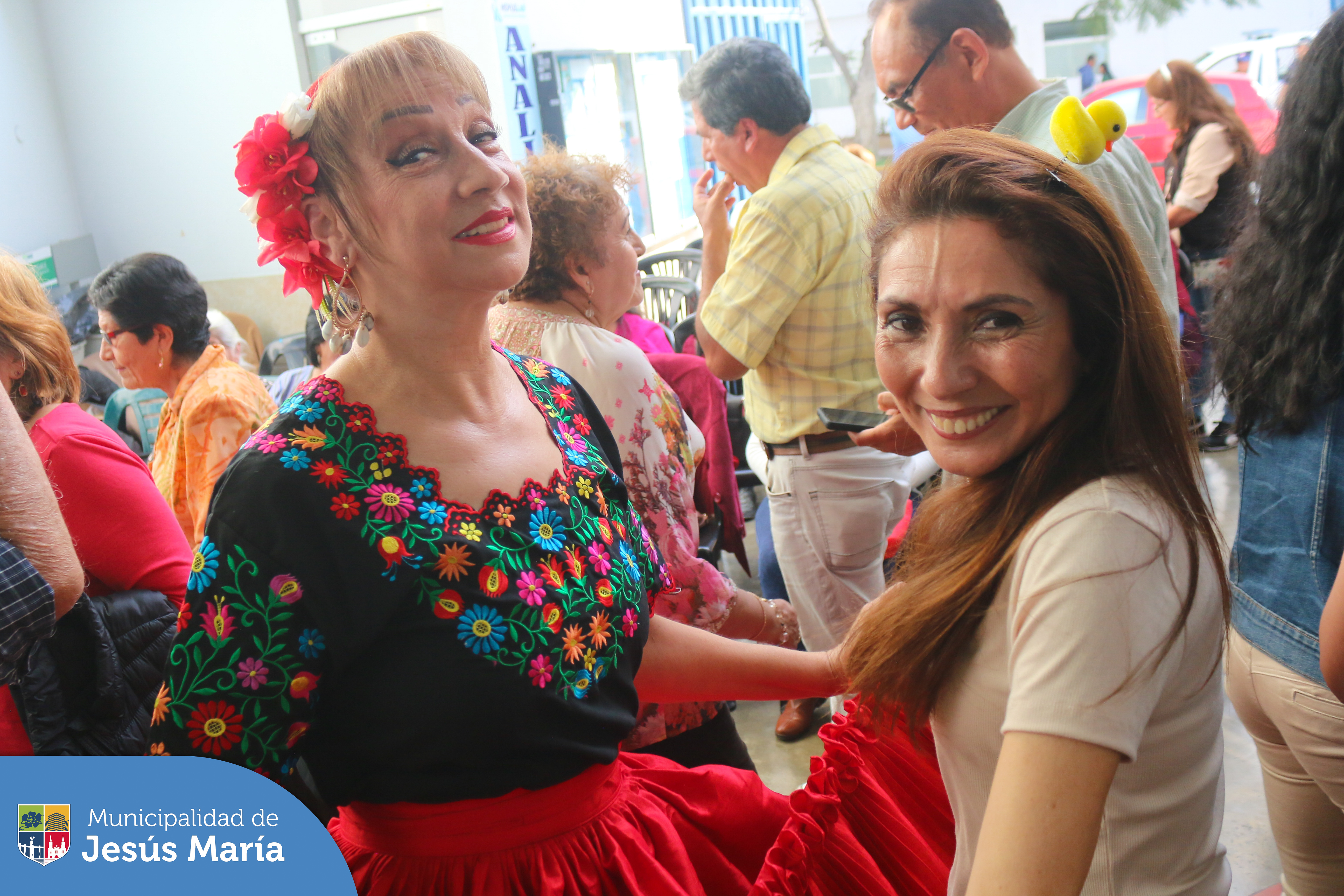 💃🏻 ¡Tarde de jarana criolla! 🥳 A ritmo de guitarra y cajón nuestros jesusmarianos celebraron en la Casa del Vecino Estados Unidos, el 🇵🇪 Día de la Canción Criolla 🎵.