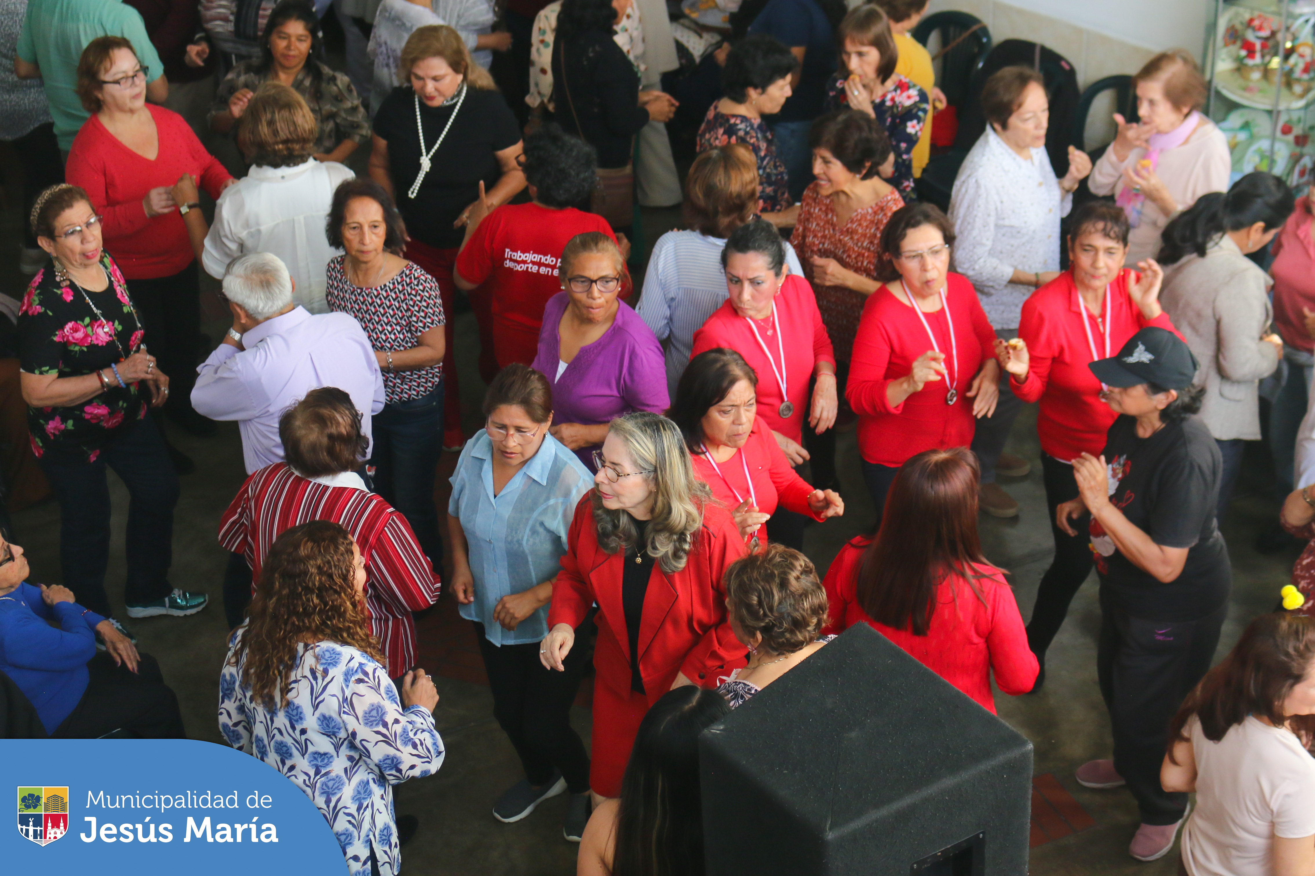 💃🏻 ¡Tarde de jarana criolla! 🥳 A ritmo de guitarra y cajón nuestros jesusmarianos celebraron en la Casa del Vecino Estados Unidos, el 🇵🇪 Día de la Canción Criolla 🎵.