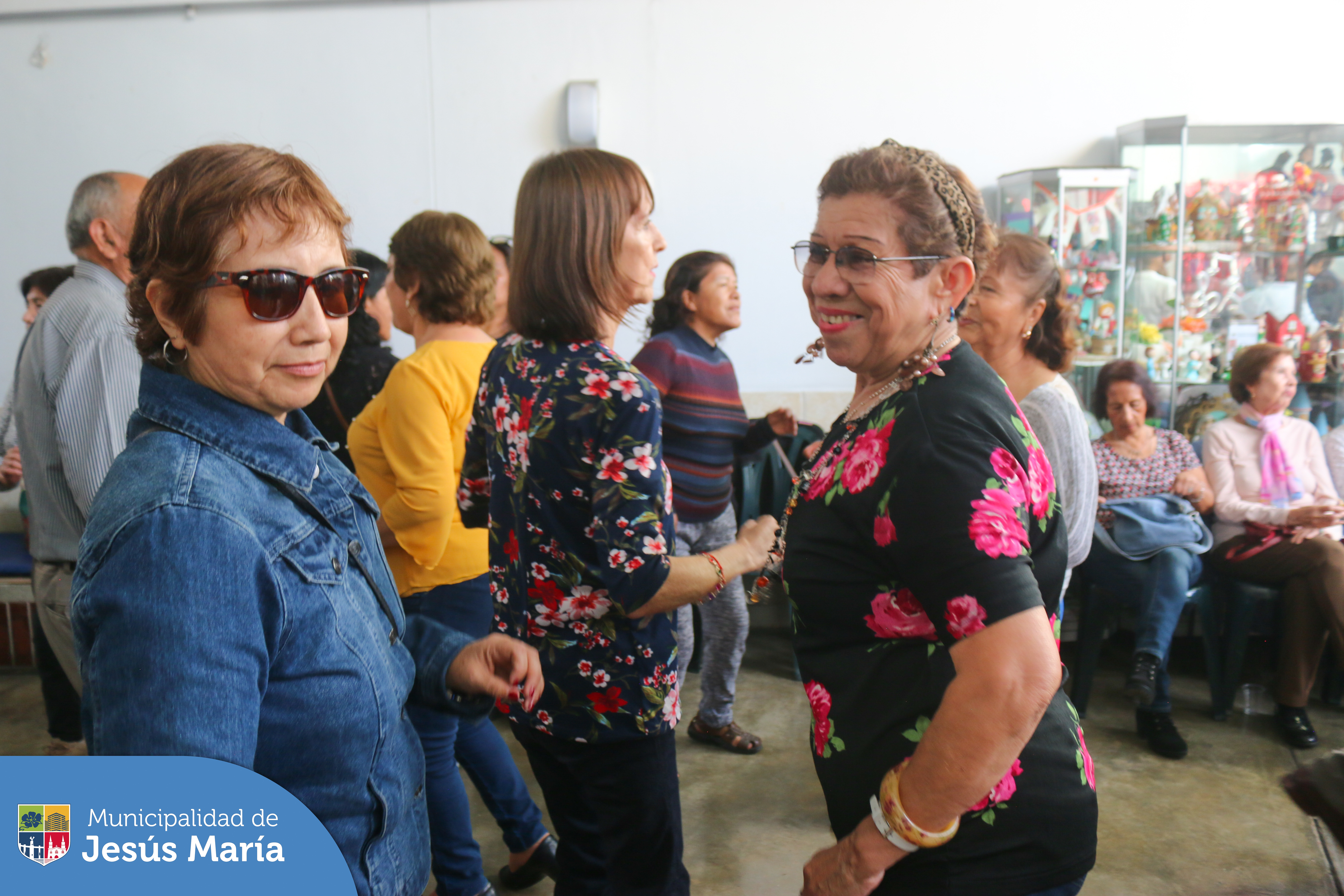 💃🏻 ¡Tarde de jarana criolla! 🥳 A ritmo de guitarra y cajón nuestros jesusmarianos celebraron en la Casa del Vecino Estados Unidos, el 🇵🇪 Día de la Canción Criolla 🎵.
