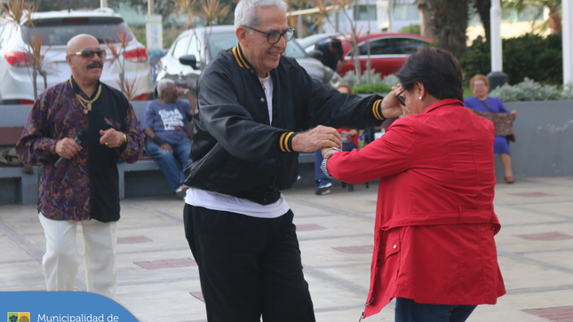🎼 ¡Celebramos el Día de la Canción Criolla con el alma llena de tradición y alegría! 🇵🇪 
👏🏻 Más de 100 vecinos disfrutaron de la música en vivo de los geniales 🎤 Oscar de León y Eva Ayllón de Yo Soy, además de presentaciones musicales y de danzas folklóricas en la explanada de la Residencial San Felipe. 💃🕺

