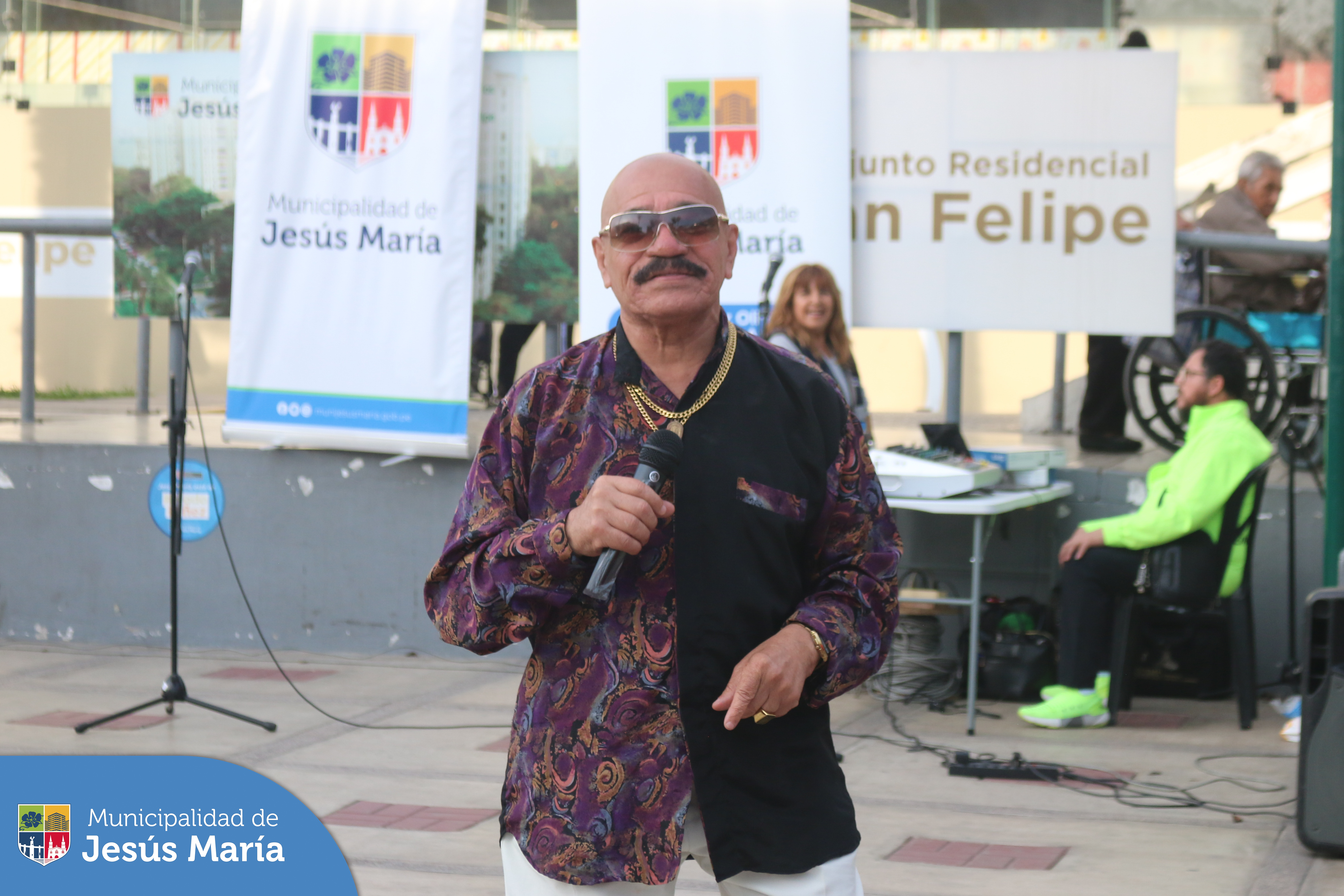 🎼 ¡Celebramos el Día de la Canción Criolla con el alma llena de tradición y alegría! 🇵🇪 
👏🏻 Más de 100 vecinos disfrutaron de la música en vivo de los geniales 🎤 Oscar de León y Eva Ayllón de Yo Soy, además de presentaciones musicales y de danzas folklóricas en la explanada de la Residencial San Felipe. 💃🕺

