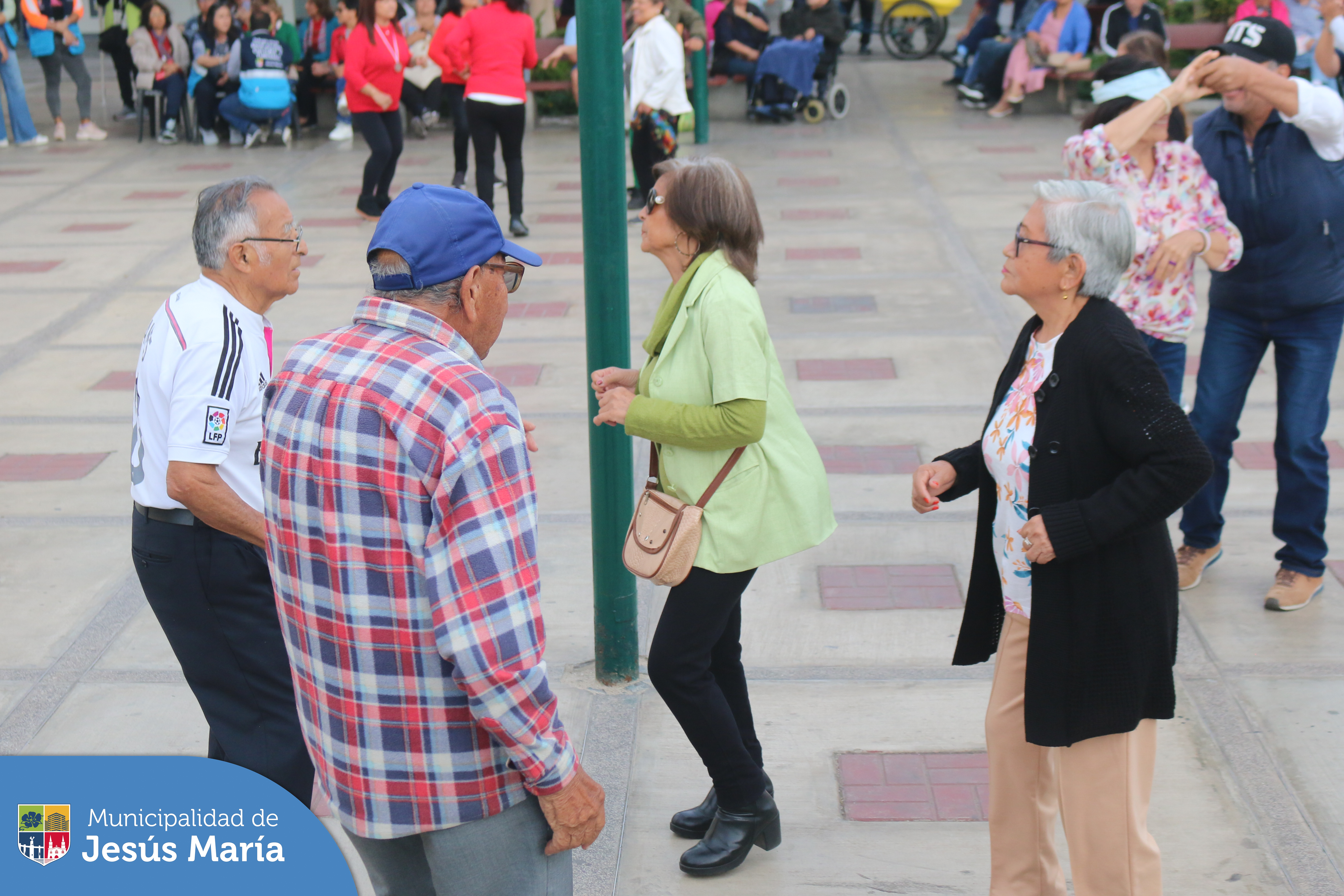 🎼 ¡Celebramos el Día de la Canción Criolla con el alma llena de tradición y alegría! 🇵🇪 
👏🏻 Más de 100 vecinos disfrutaron de la música en vivo de los geniales 🎤 Oscar de León y Eva Ayllón de Yo Soy, además de presentaciones musicales y de danzas folklóricas en la explanada de la Residencial San Felipe. 💃🕺

