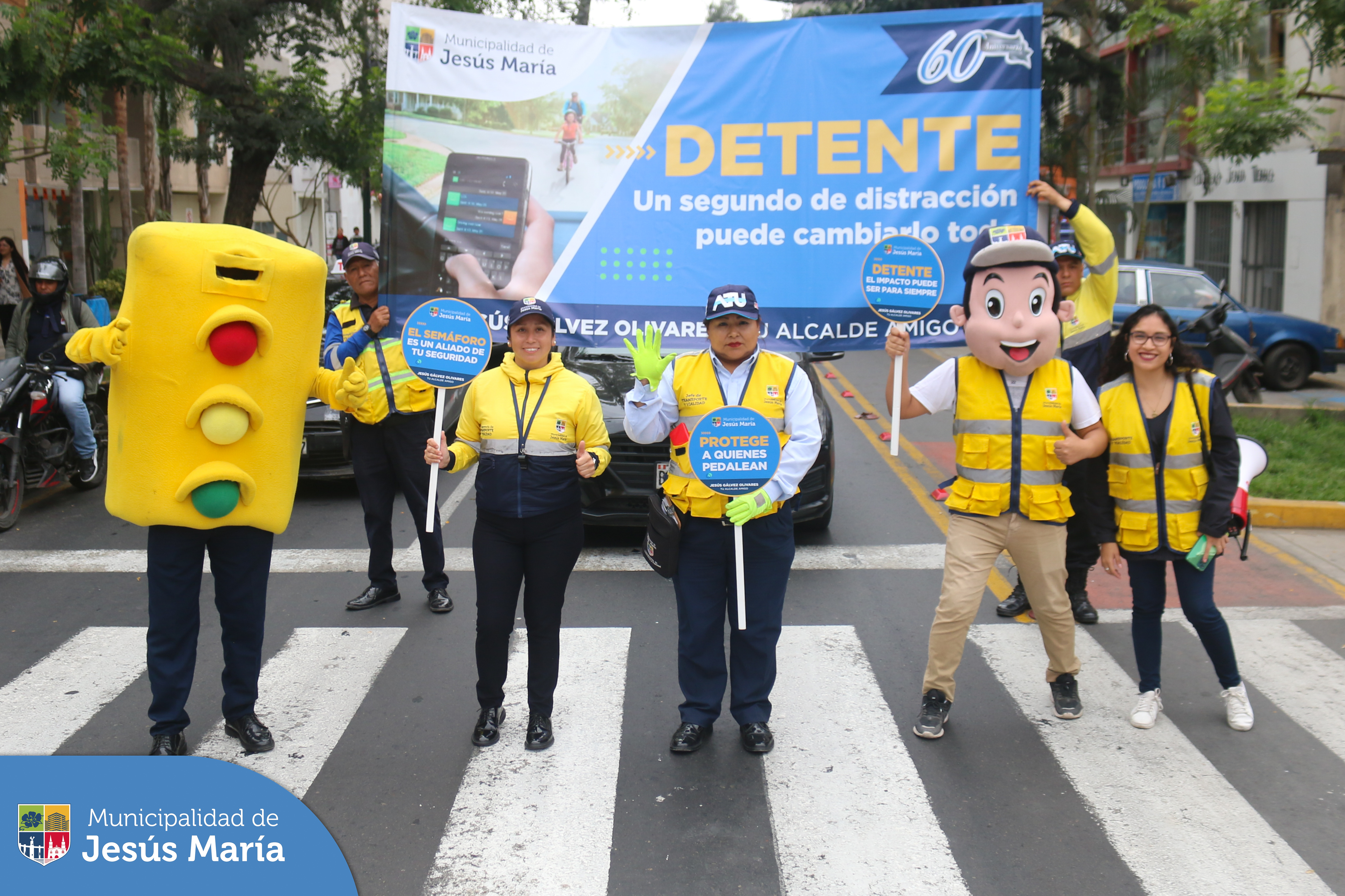 Continuamos con nuestra campaña de concientización con el objetivo de promover el cumplimiento de las normas de tránsito 🚸 y evitar accidentes. En esta oportunidad se realizó en el cruce de las avenidas Garzón con Mello Franco y con República Dominicana.
