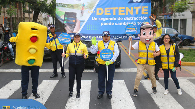 Continuamos con nuestra campaña de concientización con el objetivo de promover el cumplimiento de las normas de tránsito 🚸 y evitar accidentes. En esta oportunidad se realizó en el cruce de las avenidas Garzón con Mello Franco y con República Dominicana.
