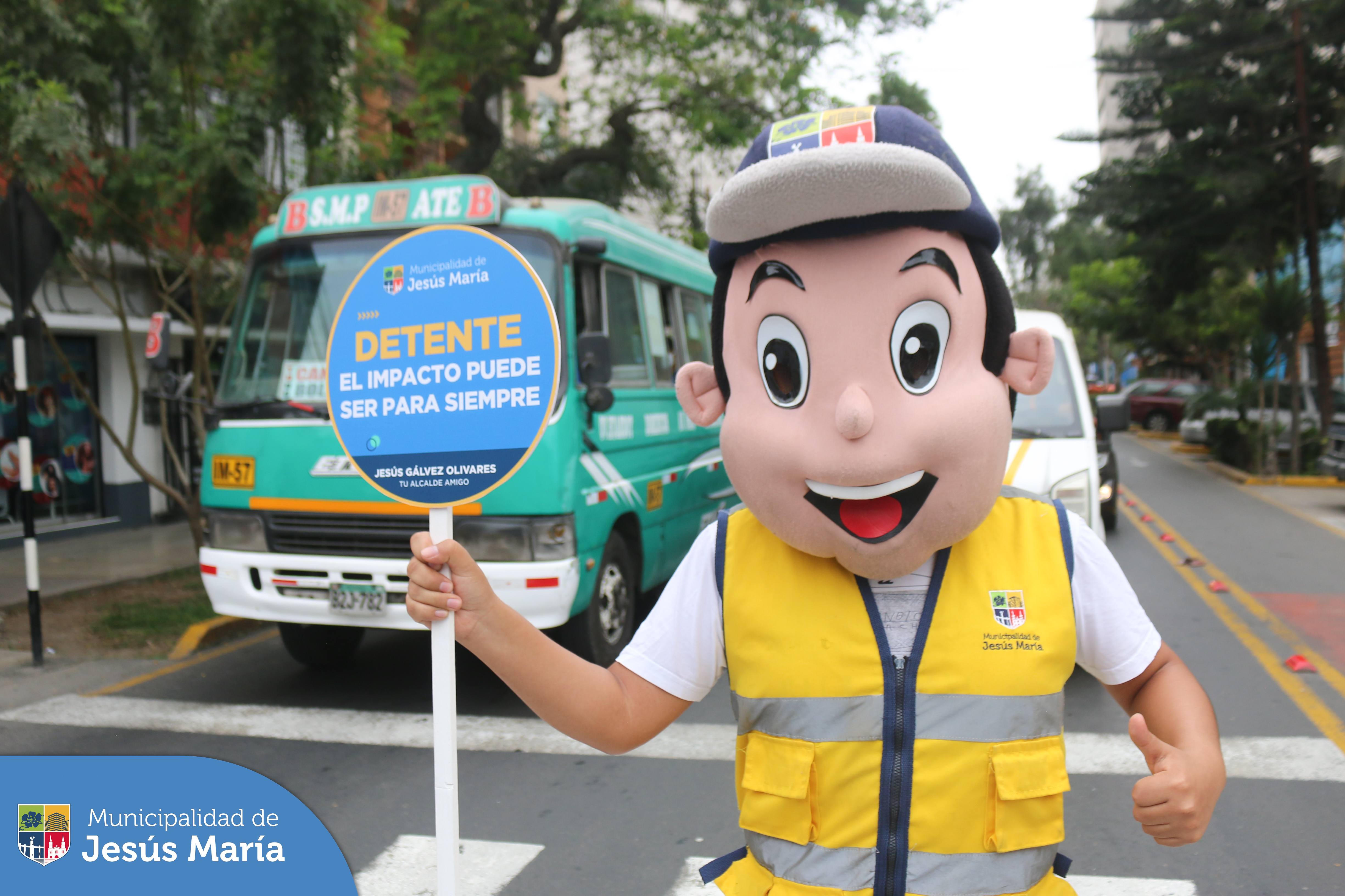 Continuamos con nuestra campaña de concientización con el objetivo de promover el cumplimiento de las normas de tránsito 🚸 y evitar accidentes. En esta oportunidad se realizó en el cruce de las avenidas Garzón con Mello Franco y con República Dominicana.