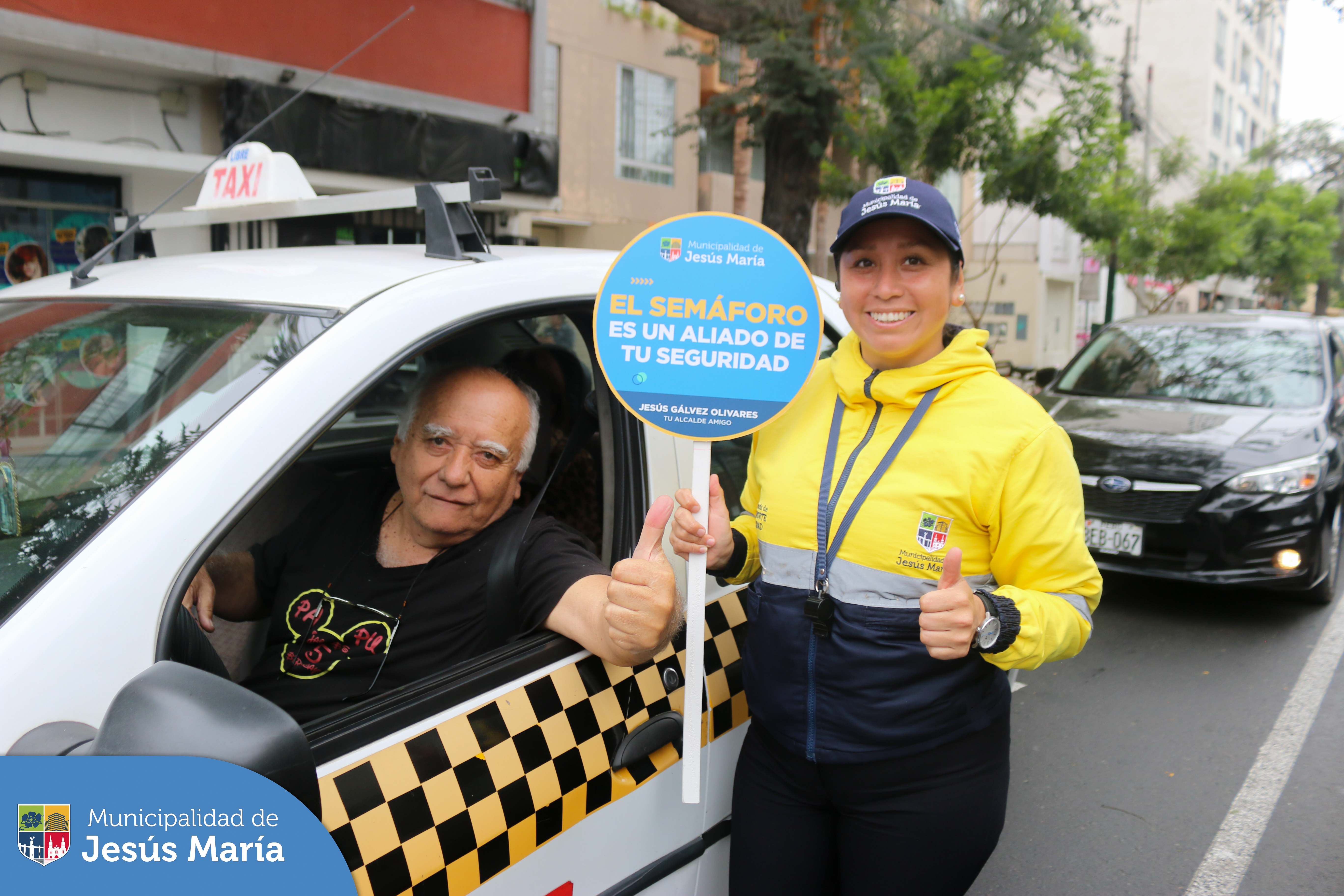 Continuamos con nuestra campaña de concientización con el objetivo de promover el cumplimiento de las normas de tránsito 🚸 y evitar accidentes. En esta oportunidad se realizó en el cruce de las avenidas Garzón con Mello Franco y con República Dominicana.