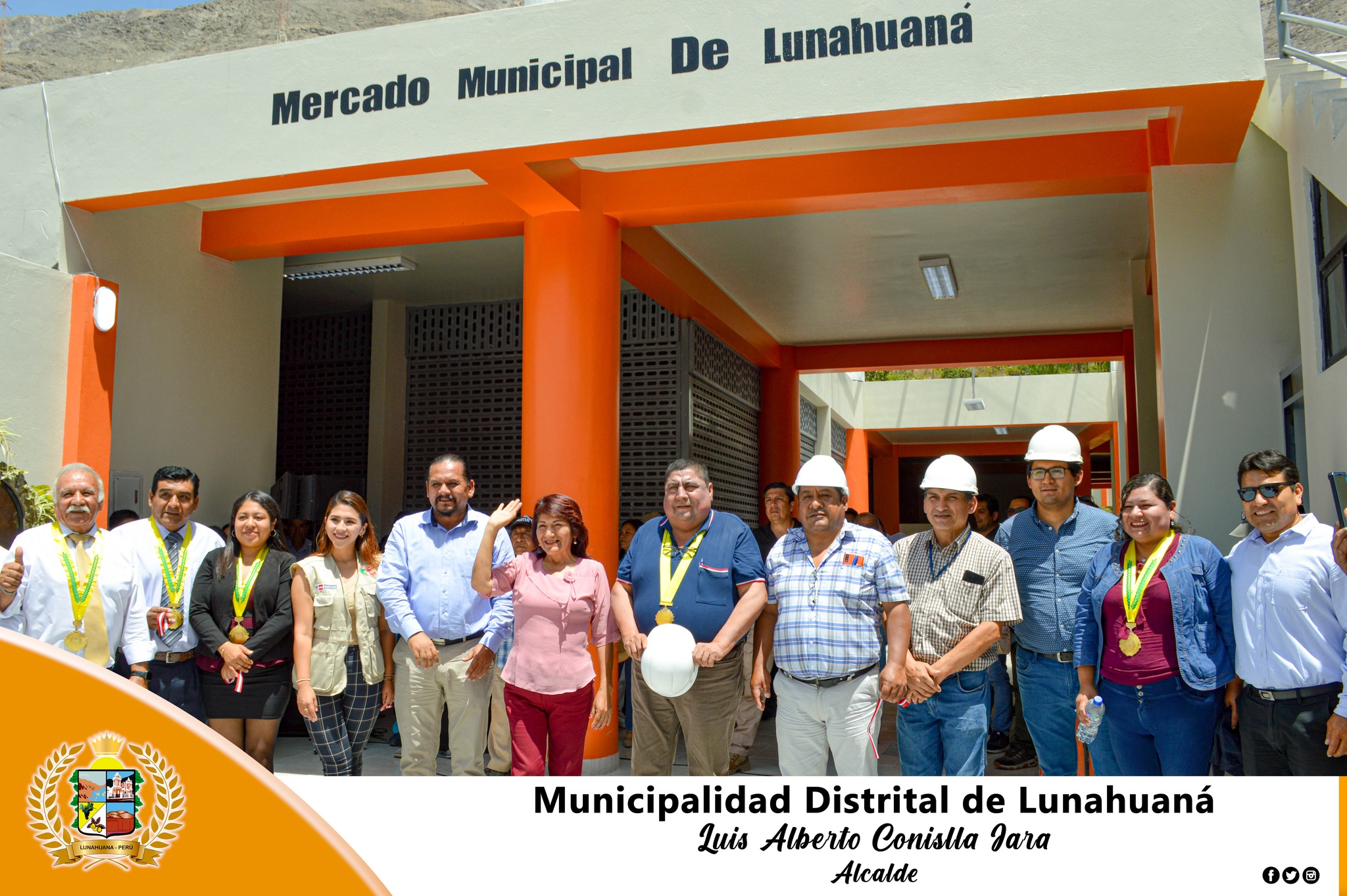 Ya es una realidad, con mucha alegría nuestro Alcalde Sr. Luis Alberto Conislla Jara en compañía de sus Regidores Sr. José Miguel Sánchez Sánchez, Srta. Irene Fiorella Nolazco Sánchez, Srta. Vicky Rubi Vicente de la Cruz, Sr. Manuel del Carpio Sanz, Gobernadora Regional de Lima Provincias Abg. Rosa Vasquez Cuadraro, Vicegobernador Regional Sr. Nicolas Barrera Moran, Subprefecta Distrital Srta. Karen Calderón Sánchez, Gerente Municipal Ing. Isaias Ravichagua Bejarano y nuestro Consejero Regional por Cañete Sr. José Antonio Caico Fernández. Participaron de la inauguración del Mercado Municipal que se encuentra ubicado en el Jr. Bolivar.
 Durante su alocución, el burgomaestre distrital, señalo que esta obra que se está inaugurando pertenece al FINVER del año 2021, teniendo una inversión 1,688,607.38 soles. De la misma manera manifestó a la población que la obra del local multiusos pertenece al FINVER 2022, venimos trabajando por el bienestar de nuestra jurisdicción. 
Por otro lado, Conislla Jara, indico que están próximos en adquirir un tractor municipal que servirá para el apoyo de nuestros agricultores, aproximadamente en 15 días ya debemos de contar con el camión cisterna. Seguidamente, como es de costumbre, se procedió a romper el champang y a develar la placa recordatoria siendo los padrinos la Gobernadora Regional de Lima y el Vicegobernador. 

#EnGestionChavelonEsLaSolucion

#EsUnaRealidadMercadoMuncipal