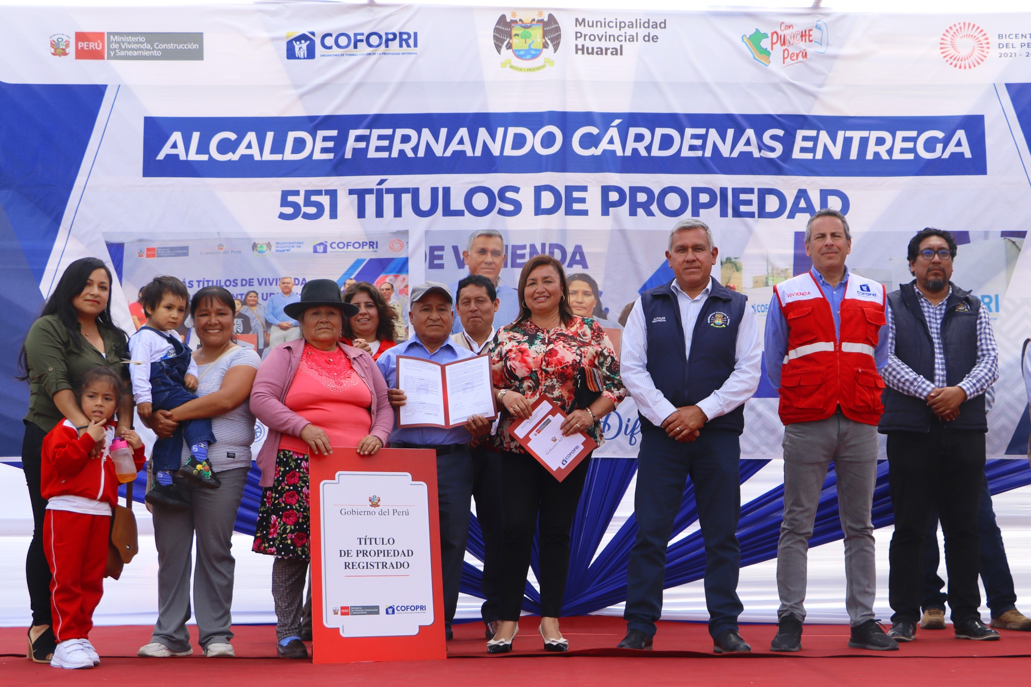 Alcalde Fernando Cárdenas entregó títulos de propiedad a 551 familias de nuestra provincia