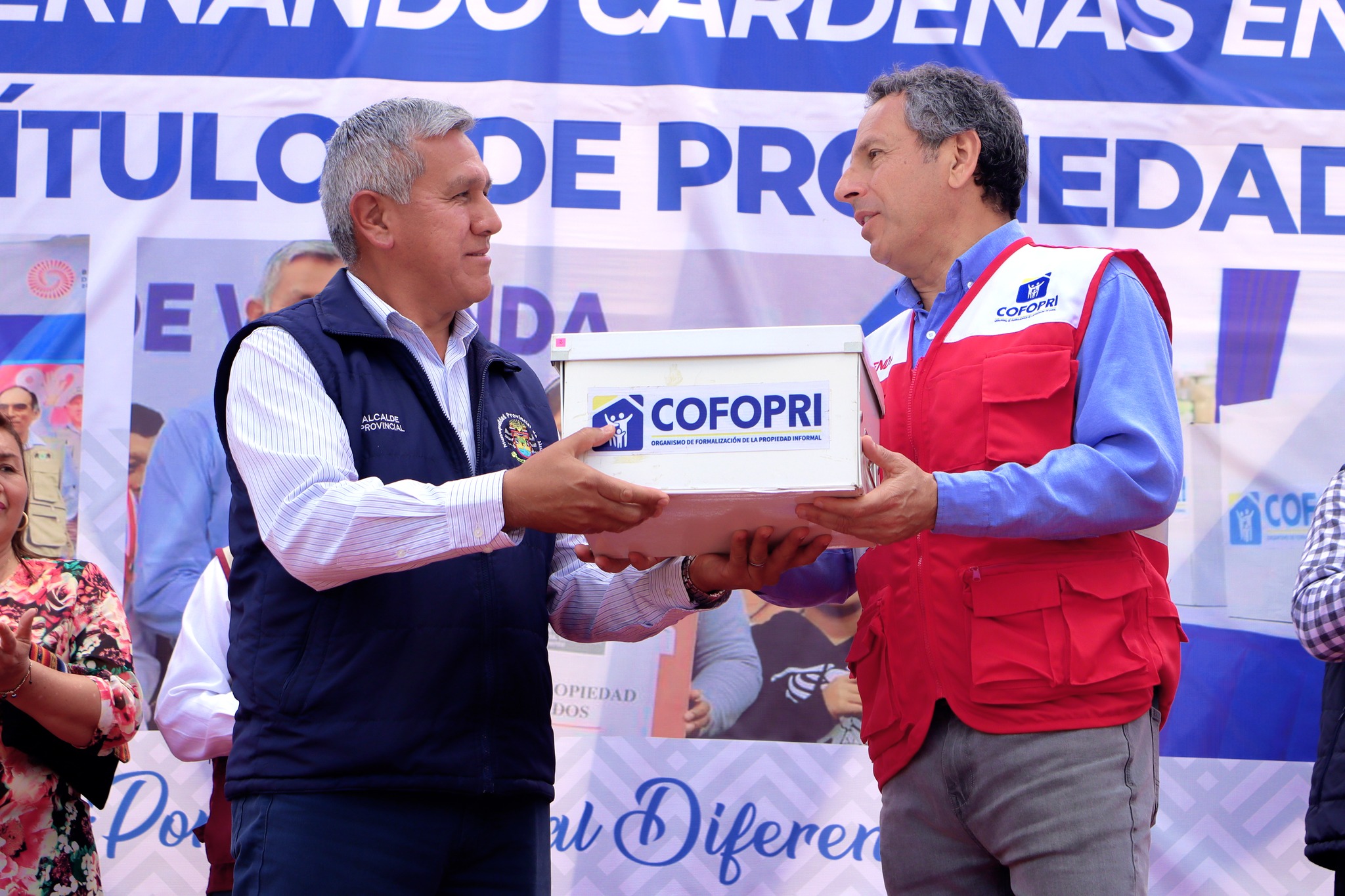 Alcalde Fernando Cárdenas entregó títulos de propiedad a 551 familias de nuestra provincia