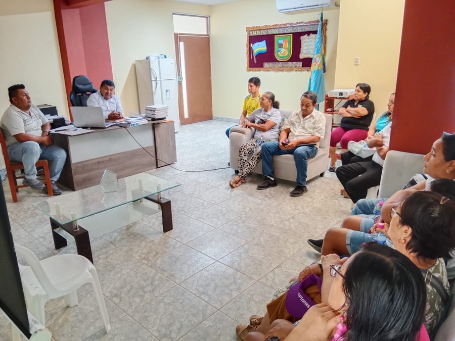 Foto de reunión en el despacho de alcaldía