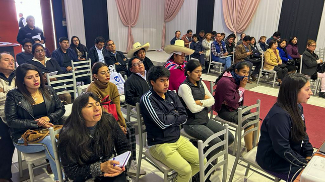 Esta mañana se llevó a cabo la reunión convocada por la Coordinación de Proyectos de Inversión y Cooperación Internacional de la gerencia de Desarrollo Económico, con el fin de conformar el Comité Local del Comercio Justo, contando con la participación de representantes de las asociaciones, empresas, cooperativas y principales productores de la provincia de Cajamarca.
👉En la reunión se expusieron los temas de las actividades productivas entre la Sociedad Civil de hermanamiento de Cajamarca y Treptow Köpenick Berlín- Alemania a cargo de la Prof. Nancy Ortiz Cabanillas, presidenta de la asociación civil ASHCTK; la forma de “exportar fácil” a cargo del Ing. Industrial Carlos Casanova Salazar y ¿Qué es el comercio justo y el sello Fairtrade? a cargo del Dr. José Ricardo Rodríguez Portal.
👥Luego de las disertaciones y la felicitación del público asistente a la gestión actual por involucrarse en este propósito de suma importancia para el desarrollo de los ciudadanos, se procedió a conformar el comité local del comercio justo del Distrito de Cajamarca, conformado de la siguiente manera: 
✅Presidente:  Joaquín Ramírez Gamarra 
✅Vicepresidente:  Raquel Alcalde Sánchez 
✅Secretario:  José Ricardo Rodríguez Portal 
✅Tesorera:  Lucia Cerdán Rubio  
✅Vocal 1:  Nathaly Comettant Cruzado
✅Vocal 2:  Diego Pérez Sánchez
✅Vocal 3:  Nancy Ortiz Cabanillas