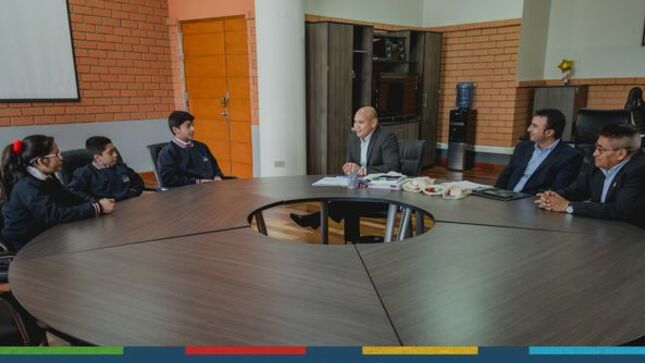 El alcalde provincial, Joaquin Ramírez Gamarra, se reunió con el alcalde de los Municipios Escolares de Cajamarca, Jared Humberto Álvarez Vargas, donde se llevaron a cabo conversaciones fundamentales sobre la mejora de las condiciones de vida de la población infantil cajamarquina. El enfoque principal de la reunión fue promover espacios de desarrollo para los niños, niñas y jóvenes de la provincia. 
👉Durante la reunión, se discutió en detalle la importancia de proyectos clave, como la Planta de Tratamiento de Aguas Residuales (PTAR), con el objetivo de poner fin a la contaminación de nuestra ciudad. Se destacó la situación actual de las aguas residuales y su impacto en aspectos críticos, como la calidad del agua, la agricultura y la salud de la comunidad.
🤝El alcalde enfatizó la necesidad de preservar y mejorar los espacios que brindan recreación y esparcimiento a los niños. Estos espacios son esenciales para fomentar un estilo de vida saludable y activo, así como para fortalecer la comunidad y el bienestar. 
✅La reunión fue un paso significativo hacia el desarrollo sostenible de Cajamarca y el cuidado de su entorno. El alcalde y los Municipios Escolares reafirman su compromiso con la construcción de una comunidad más saludable, ecológica y amigable con los niños, niñas y jóvenes.